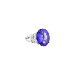 Sunita Nahata Tansanit 10.80ct. Fancy Ring aus 18 Karat Weißgold mit Diamant.