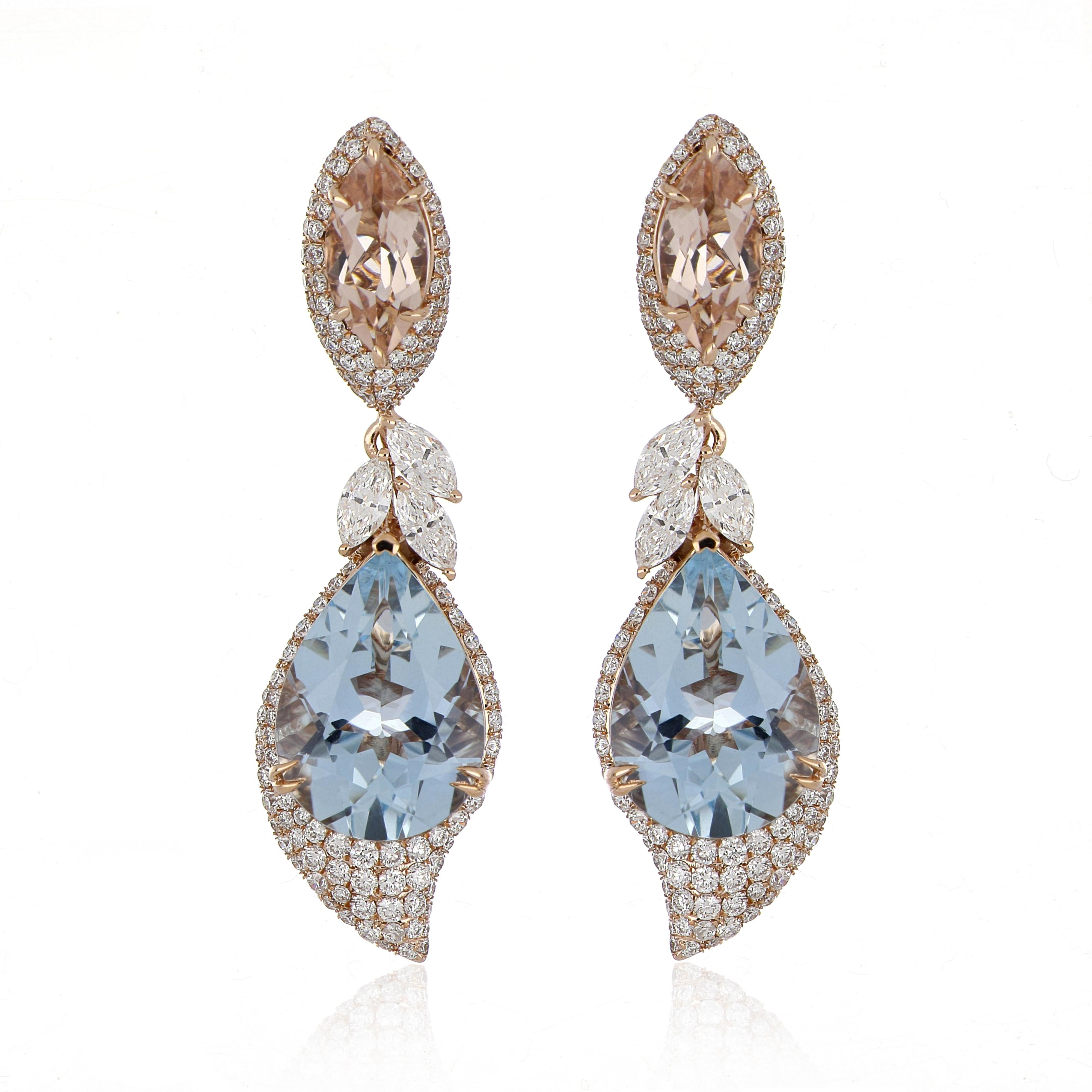 Orecchini d'oro pendenti, eleganti e squisitamente dettagliati, con 8,92 carati (in totale) di acquamarina,  1,89 carati (totale)  Morganite, impreziosita da micro pave di diamanti, per un peso totale di circa 1,15 carati. Splendidamente realizzato