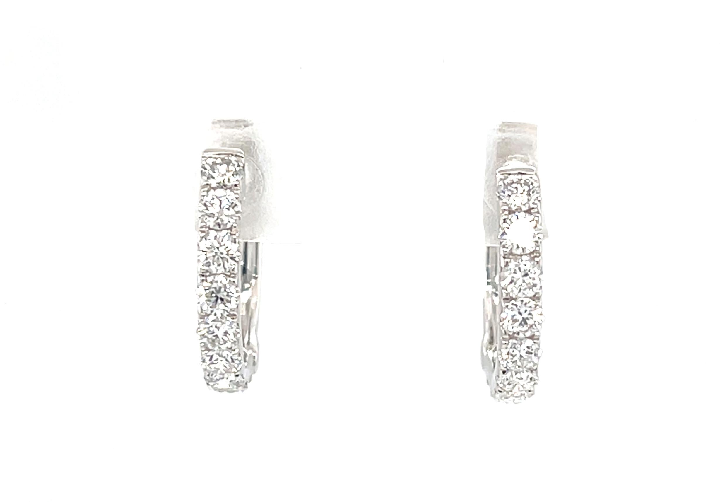 Ces magnifiques boucles d'oreilles sont ornées de 1,08 carats de diamants blancs étincelants sertis dans de l'or blanc 18k. Les diamants sont des diamants blancs naturels de taille ronde et brillante, de belle qualité et d'une brillance