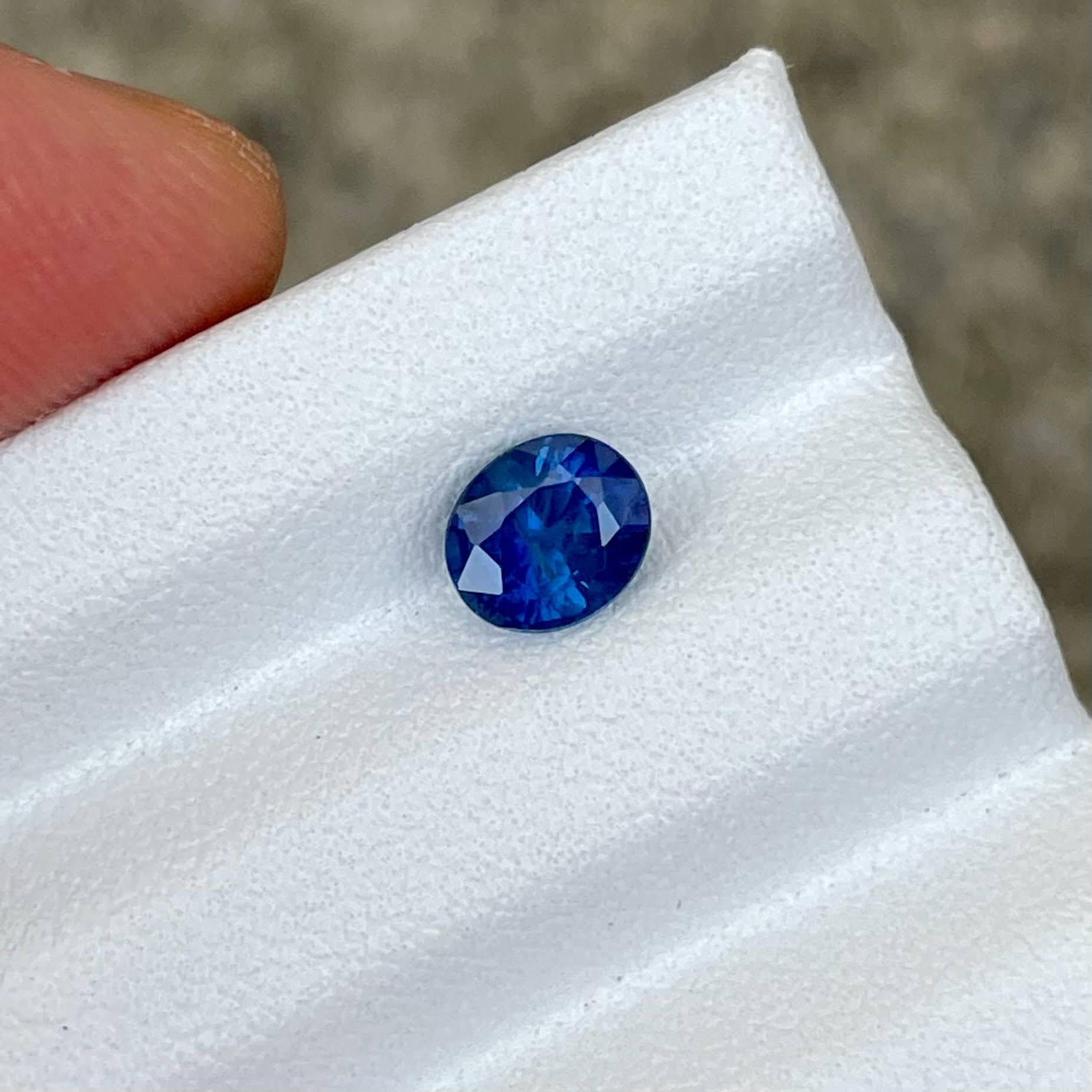 Peso 1,08 quilates 
Dimensiones 6,2x5,4x4,0 mm
Tratamiento calentado 
Origen Sri Lanka 
Claridad SI
Forma ovalada 
Corte facetado 


Este exquisito zafiro azul de 1.08 quilates es una verdadera maravilla de la naturaleza, que muestra las mejores