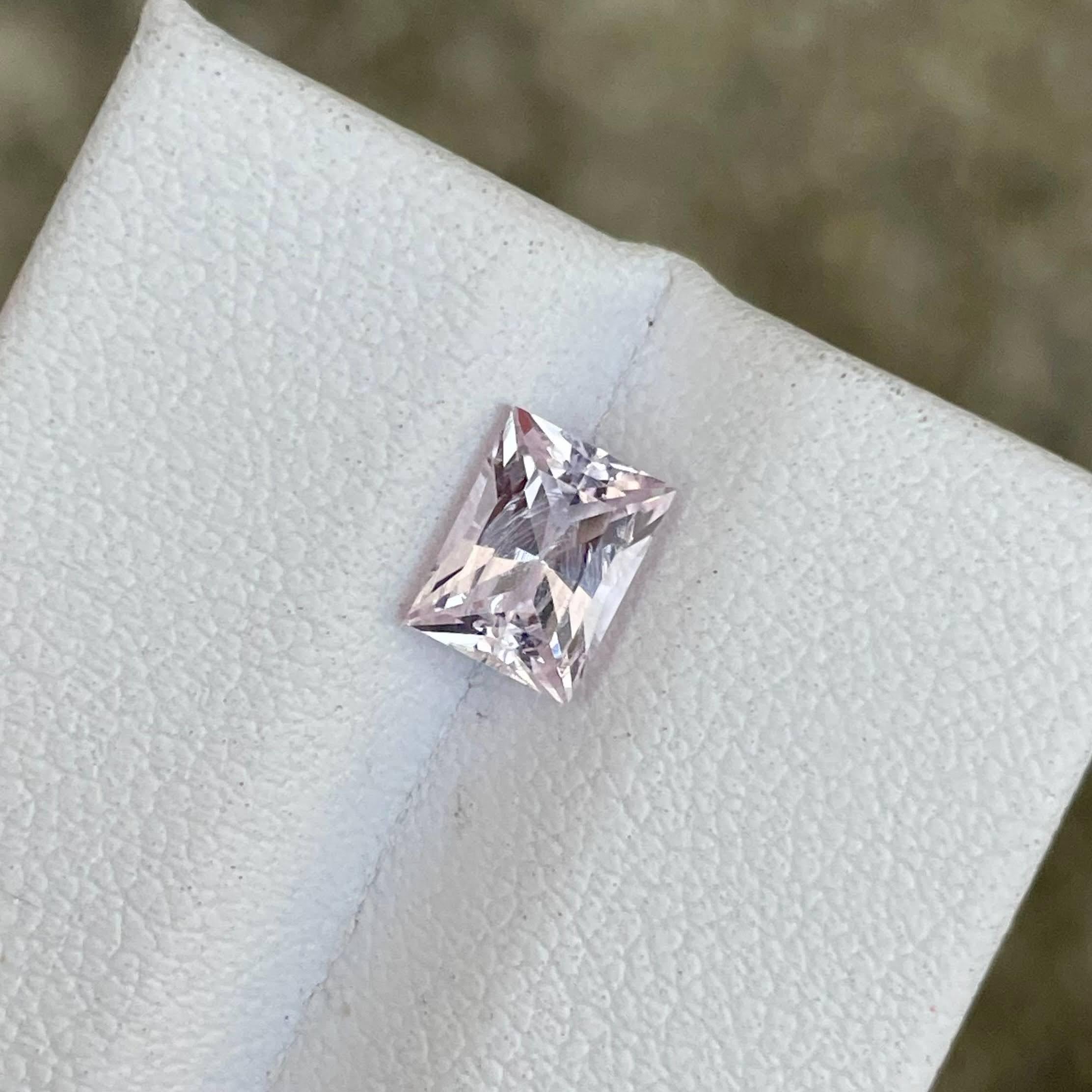Women's or Men's 1.08 carats Pink Morganite Stone Baguette Cut Natural African Gemstone For Sale