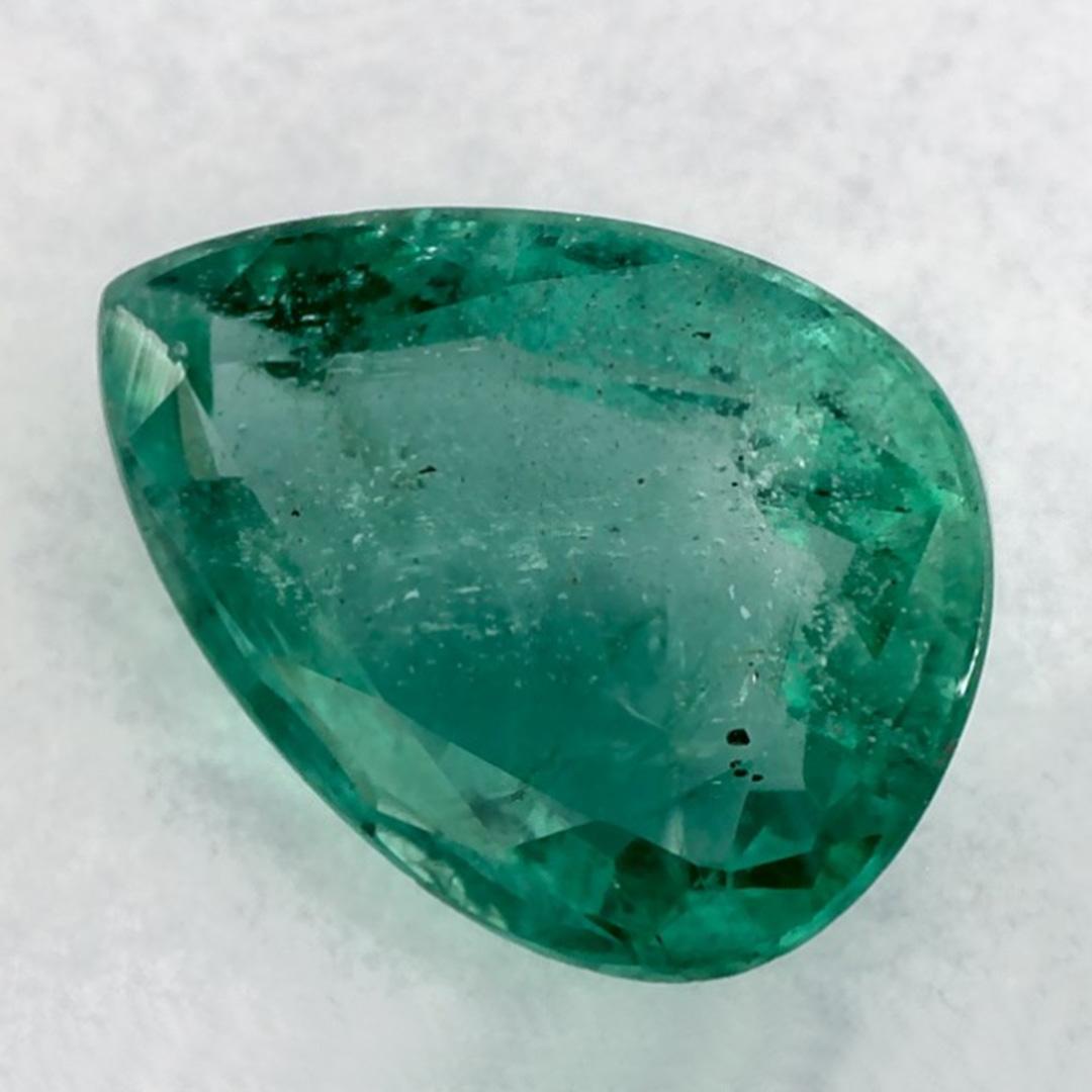 D'un vert éclatant, la pierre de naissance du mois de mai symbolise le renouveau de la croissance printanière. 

Explorez la vibrante collection d'émeraudes, de rubis et de saphirs de notre magasin, disponibles sous forme de pierres précieuses en