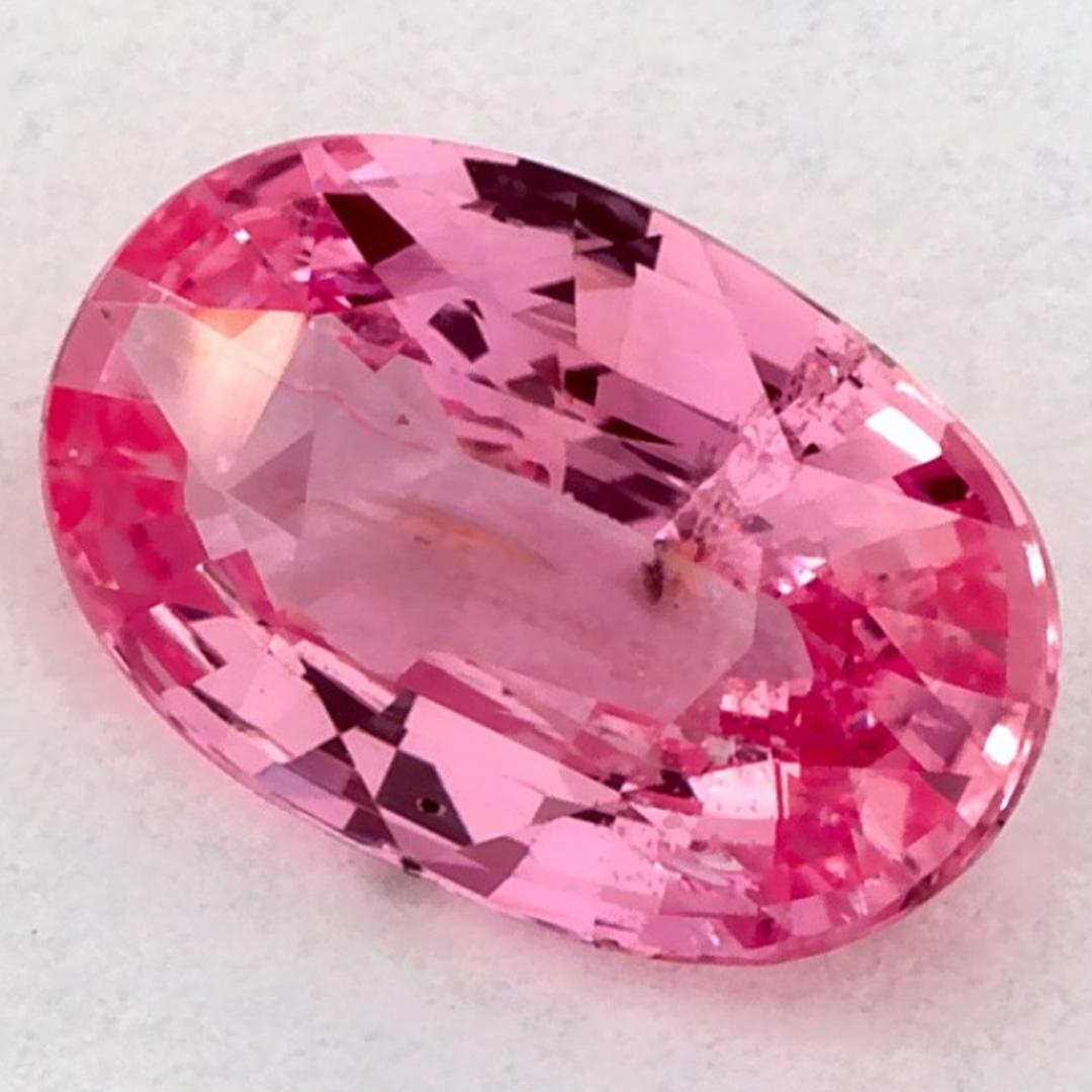 Questo zaffiro rosa naturale offre eleganza e raffinatezza. Con la sua ricca saturazione del colore e il taglio preciso, è il centro perfetto per un anello di fidanzamento o un design di gioielli di lusso.

Questo zaffiro proviene dallo Sri Lanka