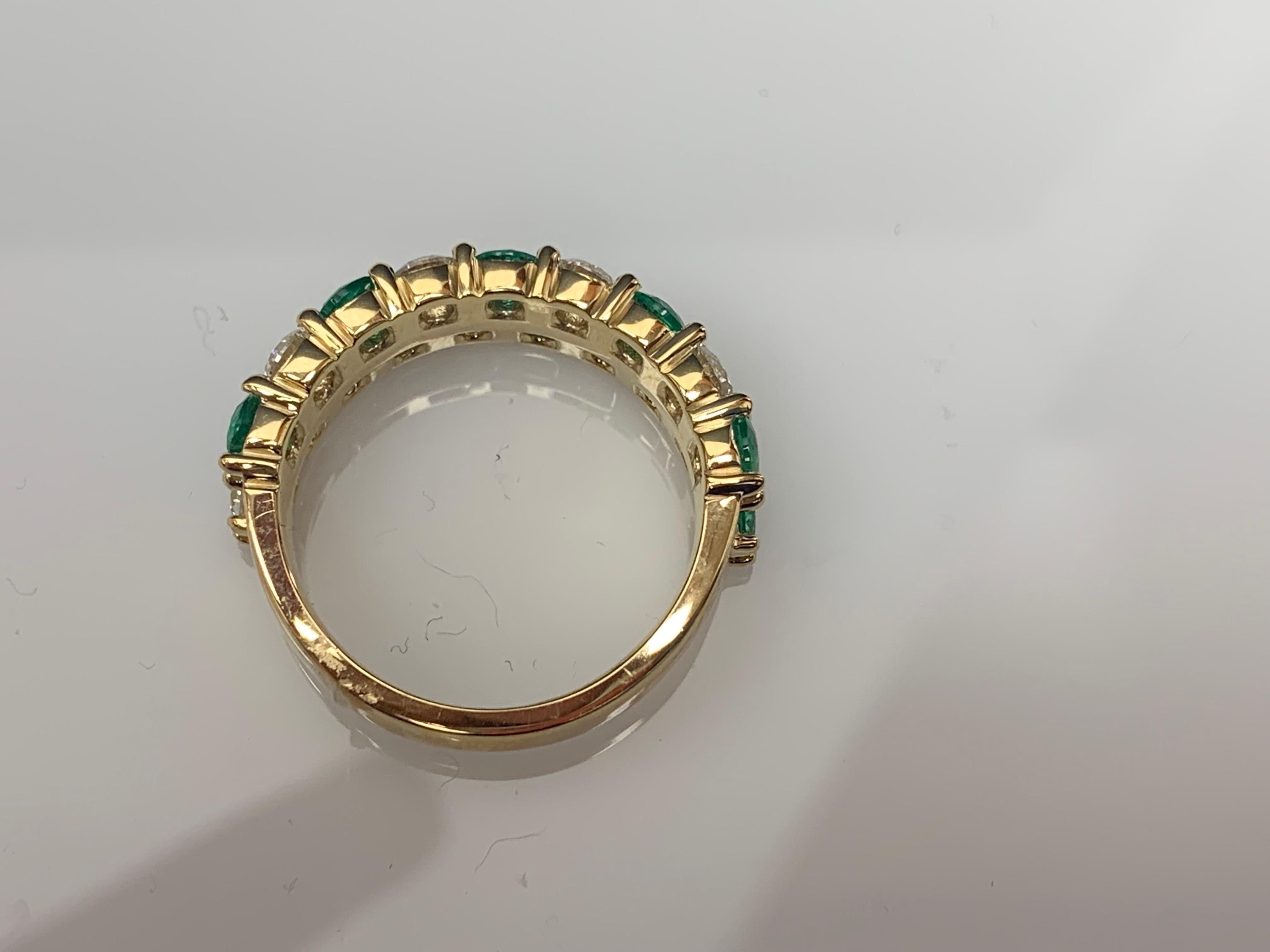 Modern 1.08 Ct Round Cut Emerald Diamond Double Row ZicZac Band Ring 14K Yellow Gold For Sale
