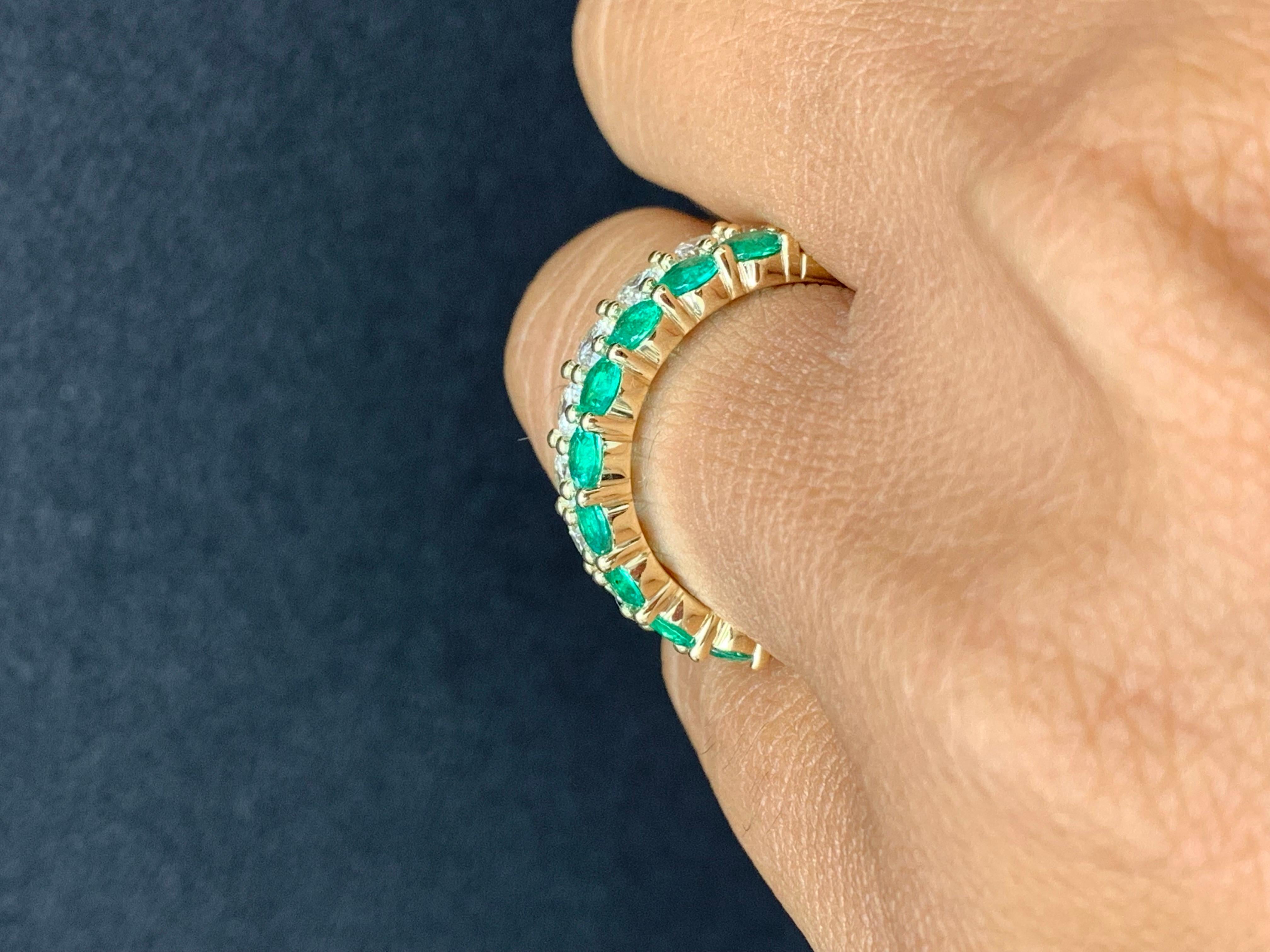 1.08 Ct Round Shape Emerald and Diamond Double Row Band Ring in 14K Yellow Gold For Sale 5