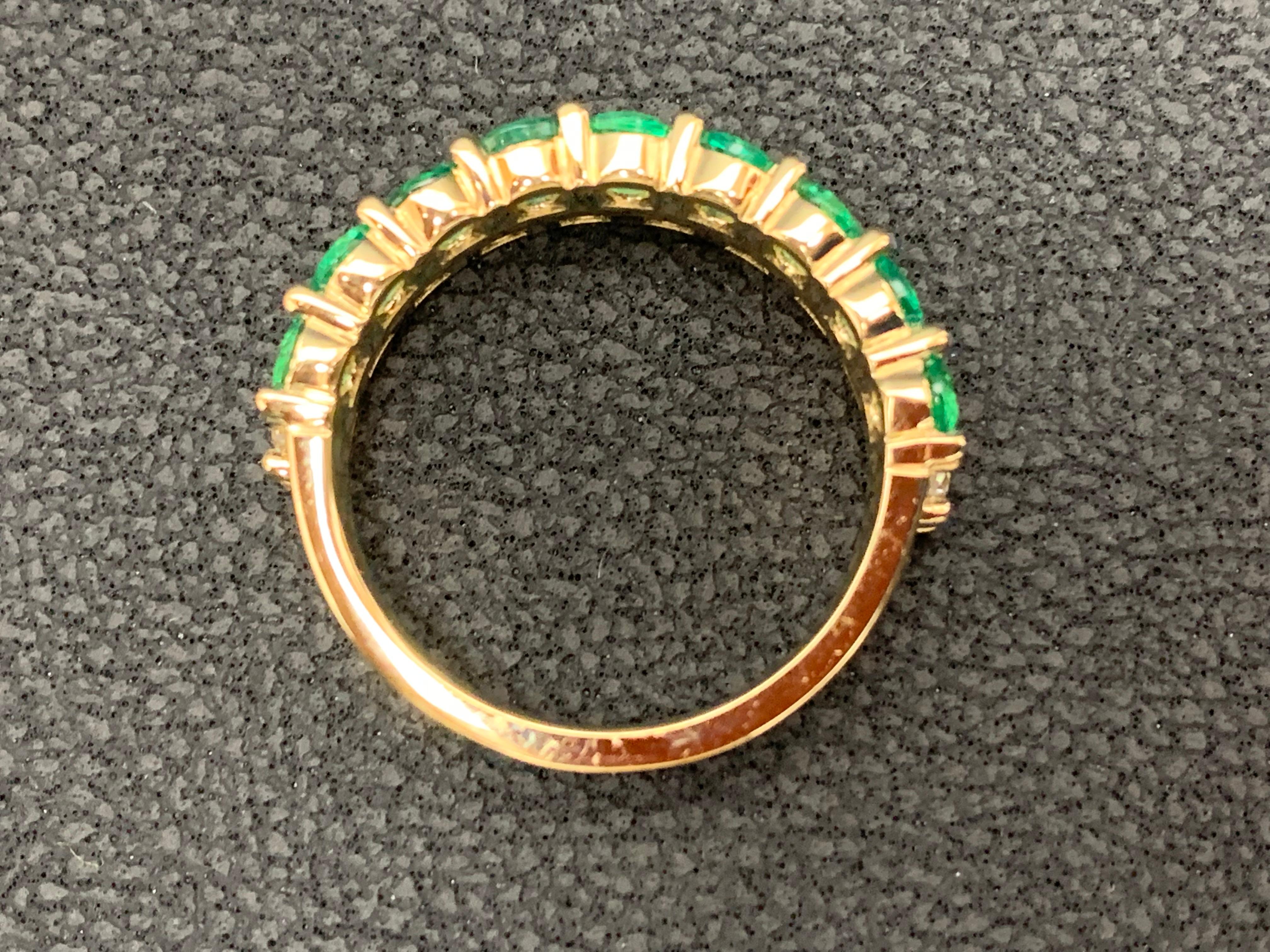 1.08 Ct Round Shape Emerald and Diamond Double Row Band Ring in 14K Yellow Gold In New Condition For Sale In NEW YORK, NY