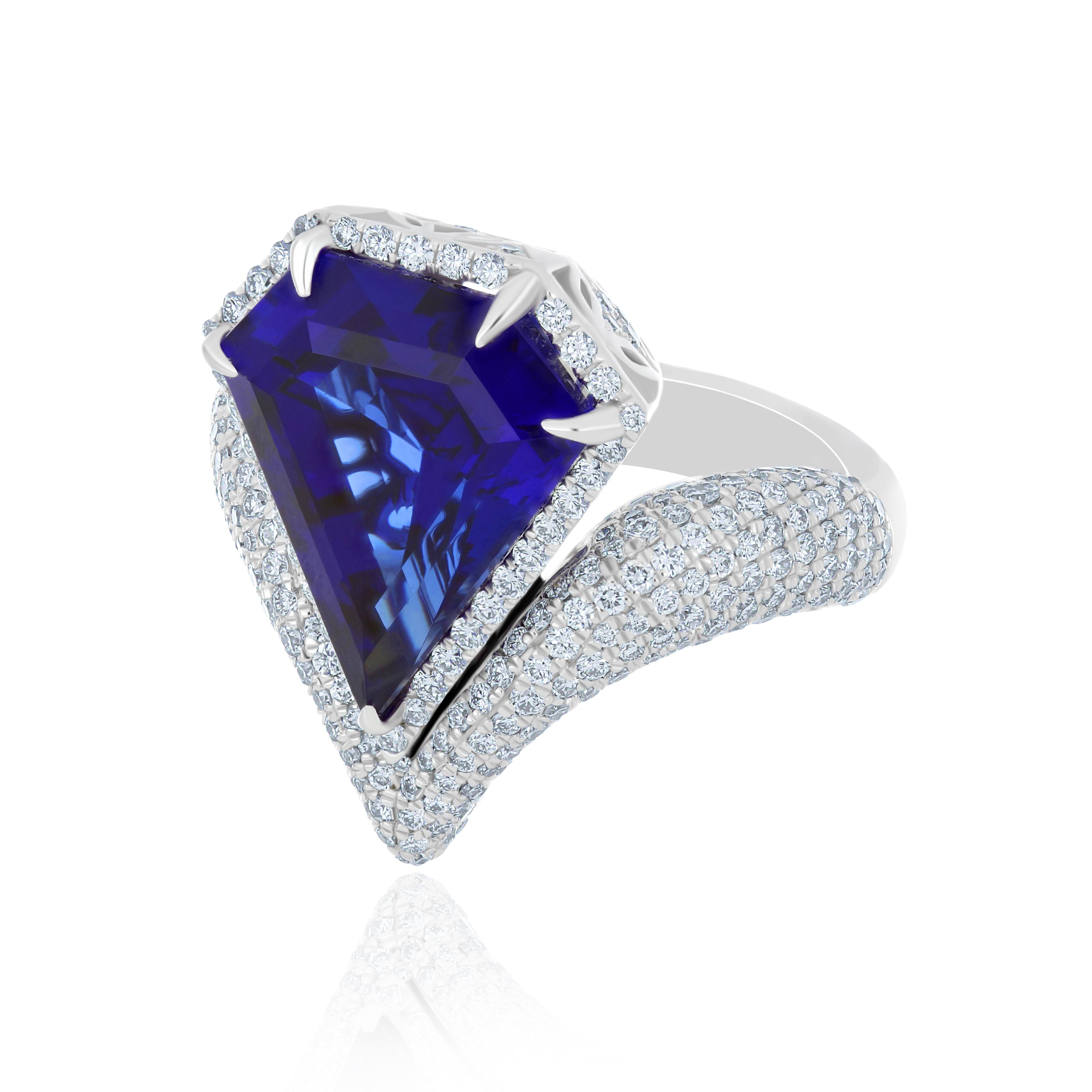 Mixed Cut 10.8 CT's Tanzanite and Diamond Ring in 18Karat White Gold Beautifull Ring  For Sale