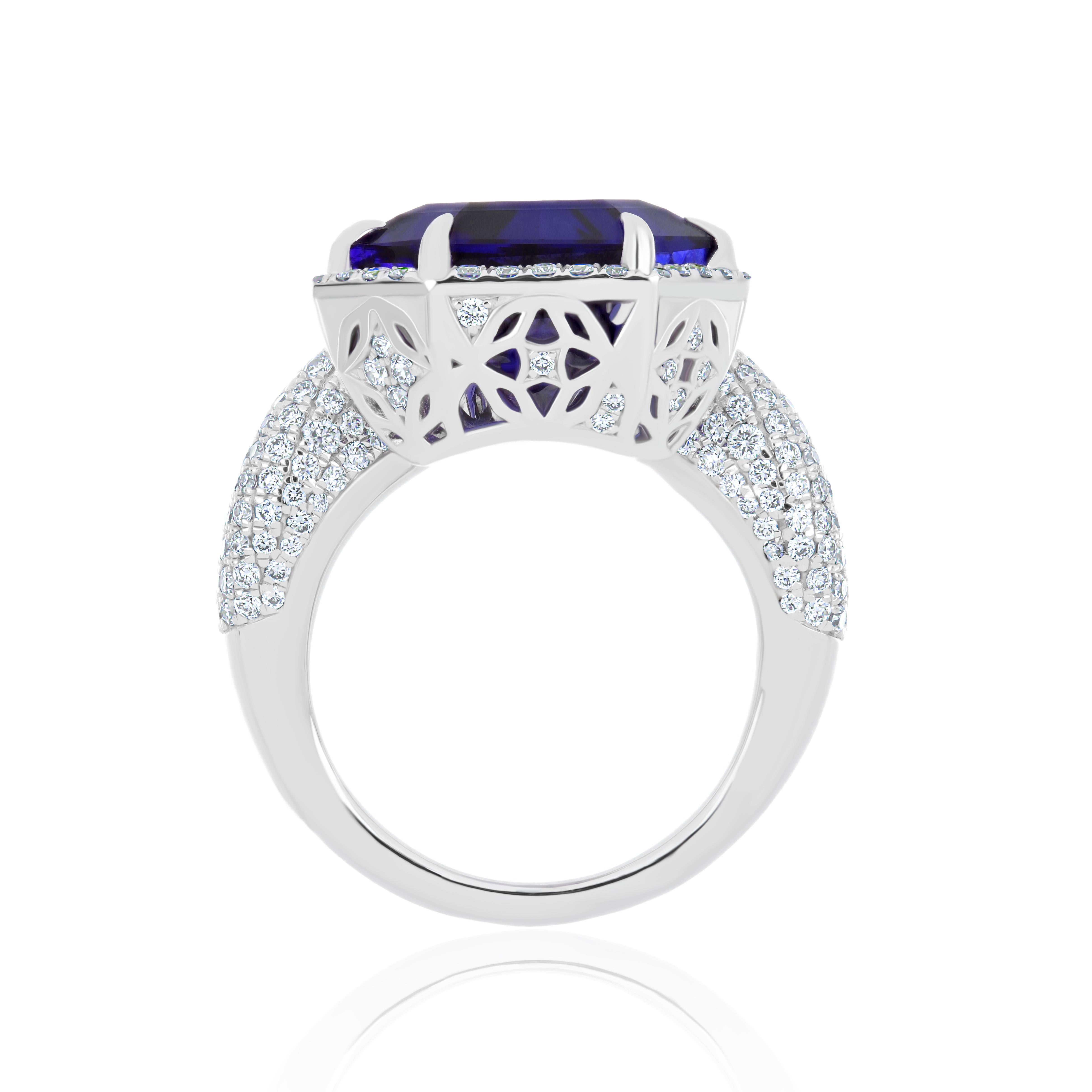 Women's 10.8 CT's Tanzanite and Diamond Ring in 18Karat White Gold Beautifull Ring  For Sale