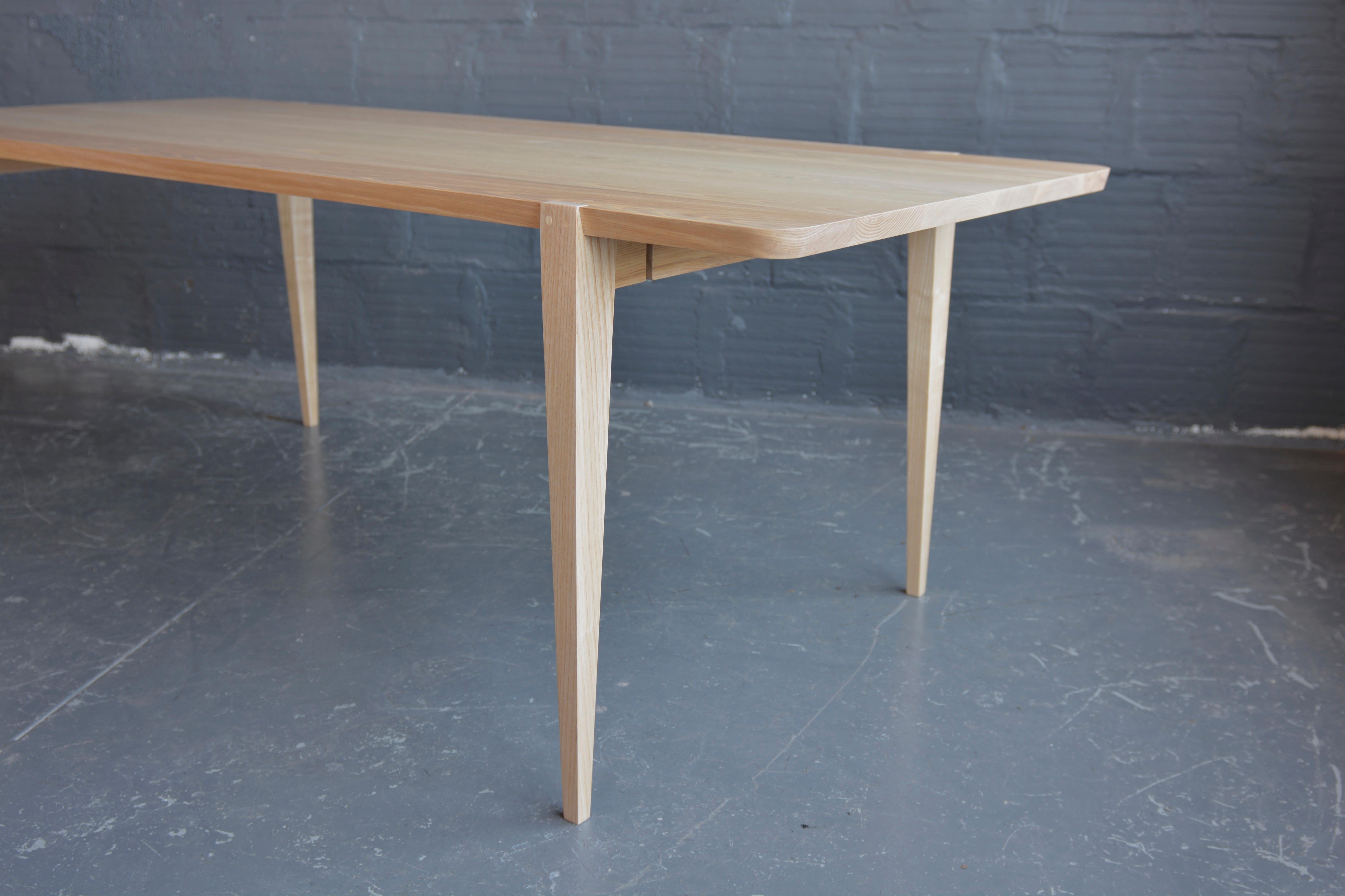 Moderne Table à manger Oslo de 108 po. en frêne américain de Studio Moe  en vente