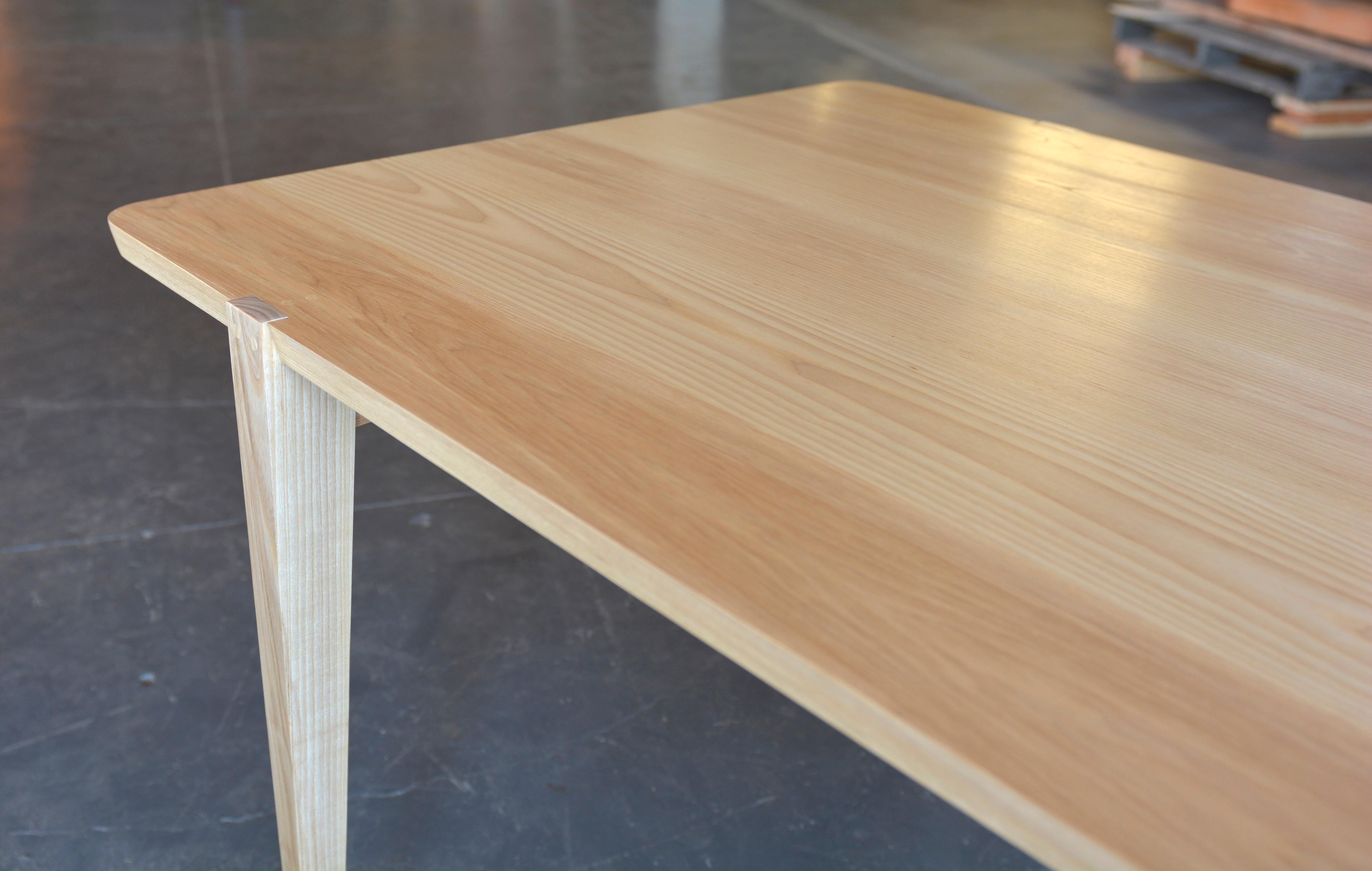 Américain Table à manger Oslo de 108 po. en frêne américain de Studio Moe  en vente