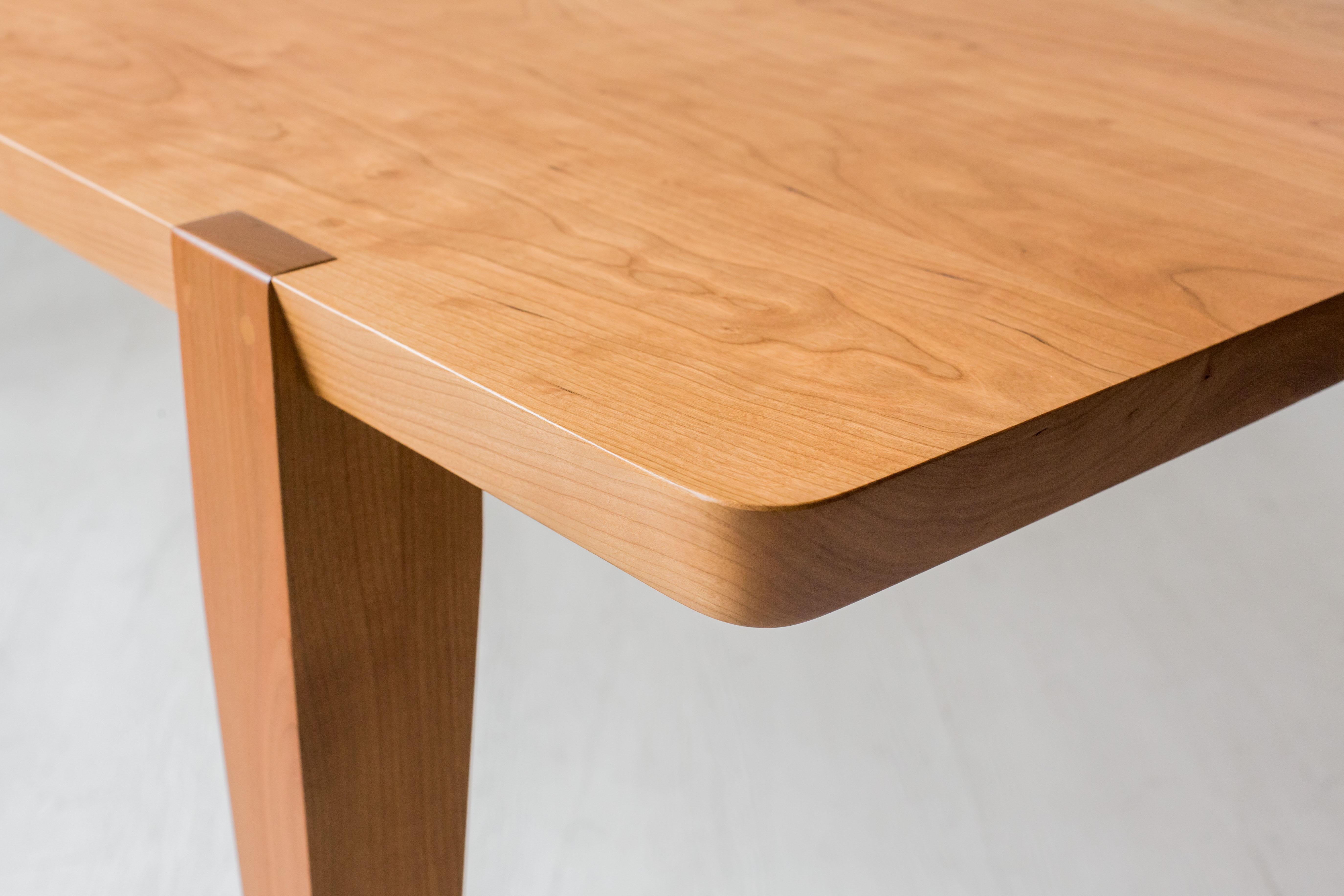 Intemporelle et élégante, notre table de salle à manger signature a été conçue en tenant compte de la connexion. Les lignes pures et naturelles de la table Oslo s'adaptent parfaitement à tout style de salle à manger et sont idéales pour être
