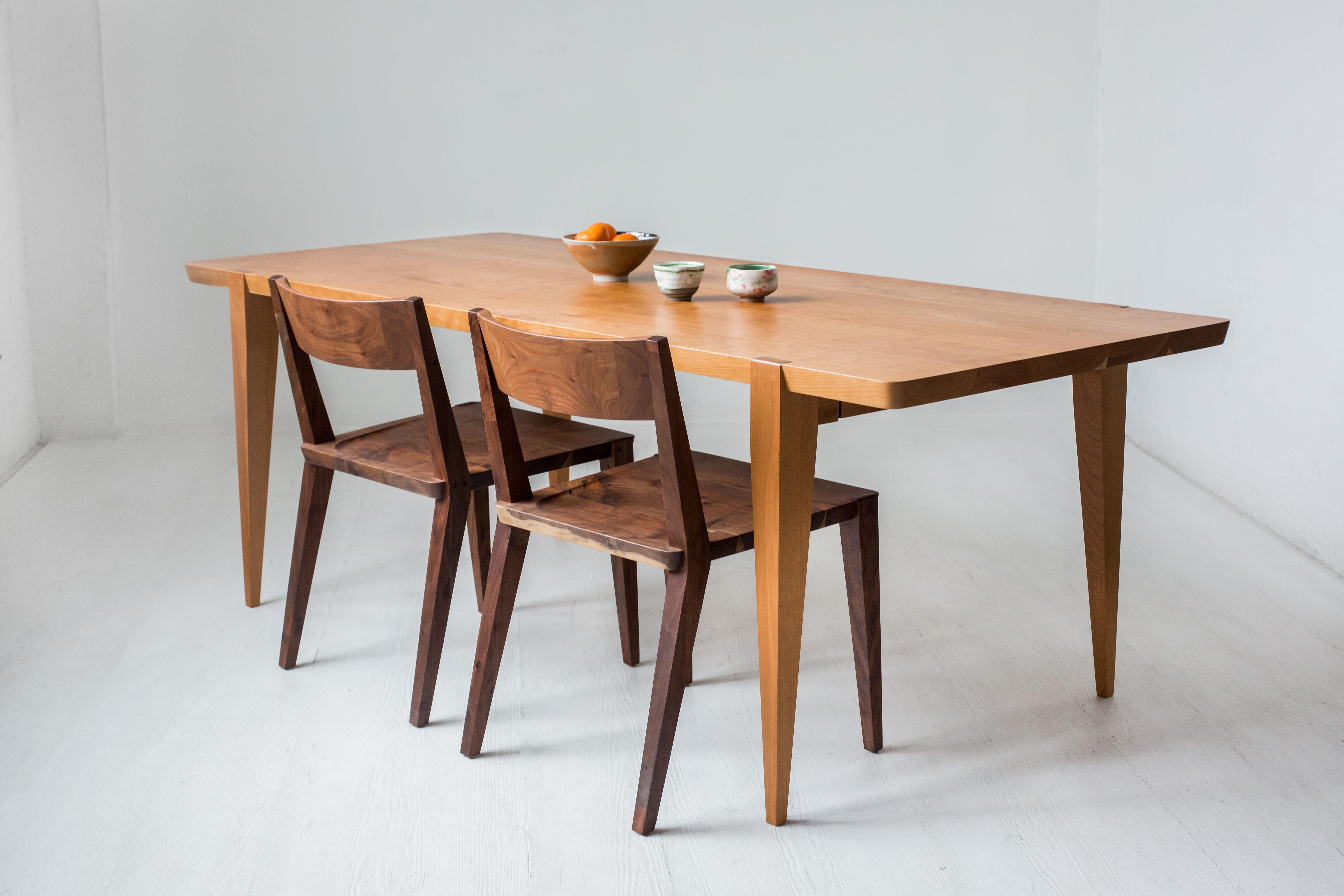 Moderne Table de salle à manger Oslo 108 par Studio Moe en cerisier américain en vente