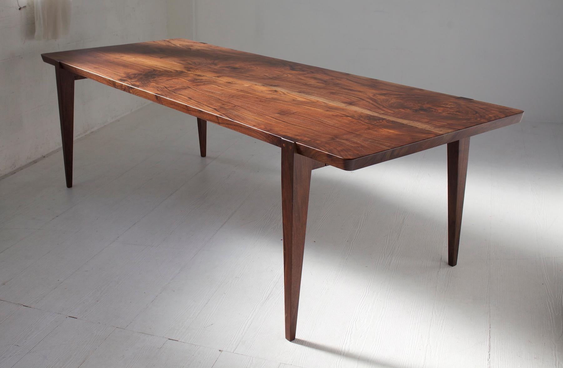 Moderne Table de salle à manger Oslo en noyer de 108 pouces par Studio Moe, Oregon en vente