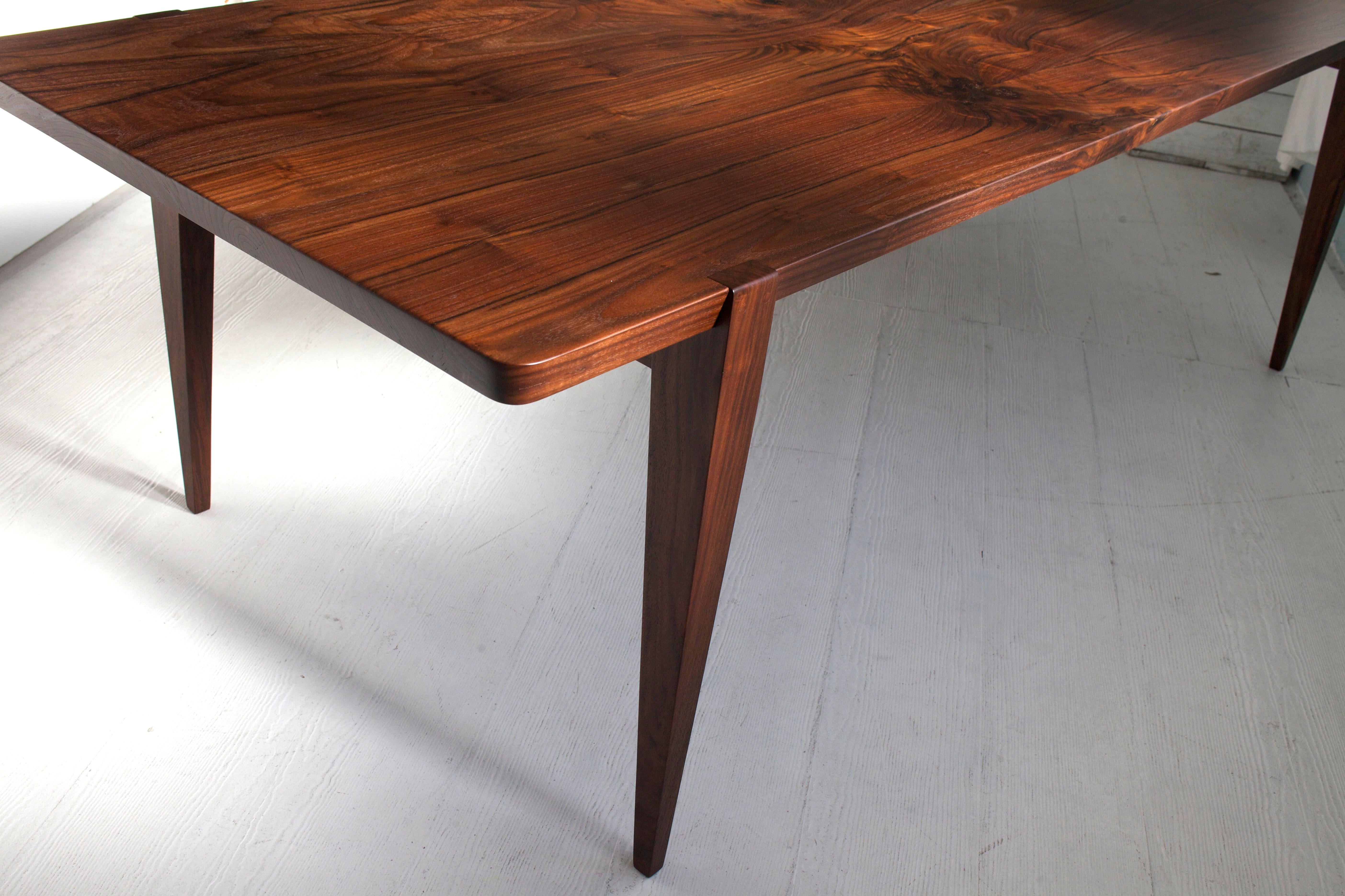 XXIe siècle et contemporain Table de salle à manger Oslo en noyer de 108 pouces par Studio Moe, Oregon en vente