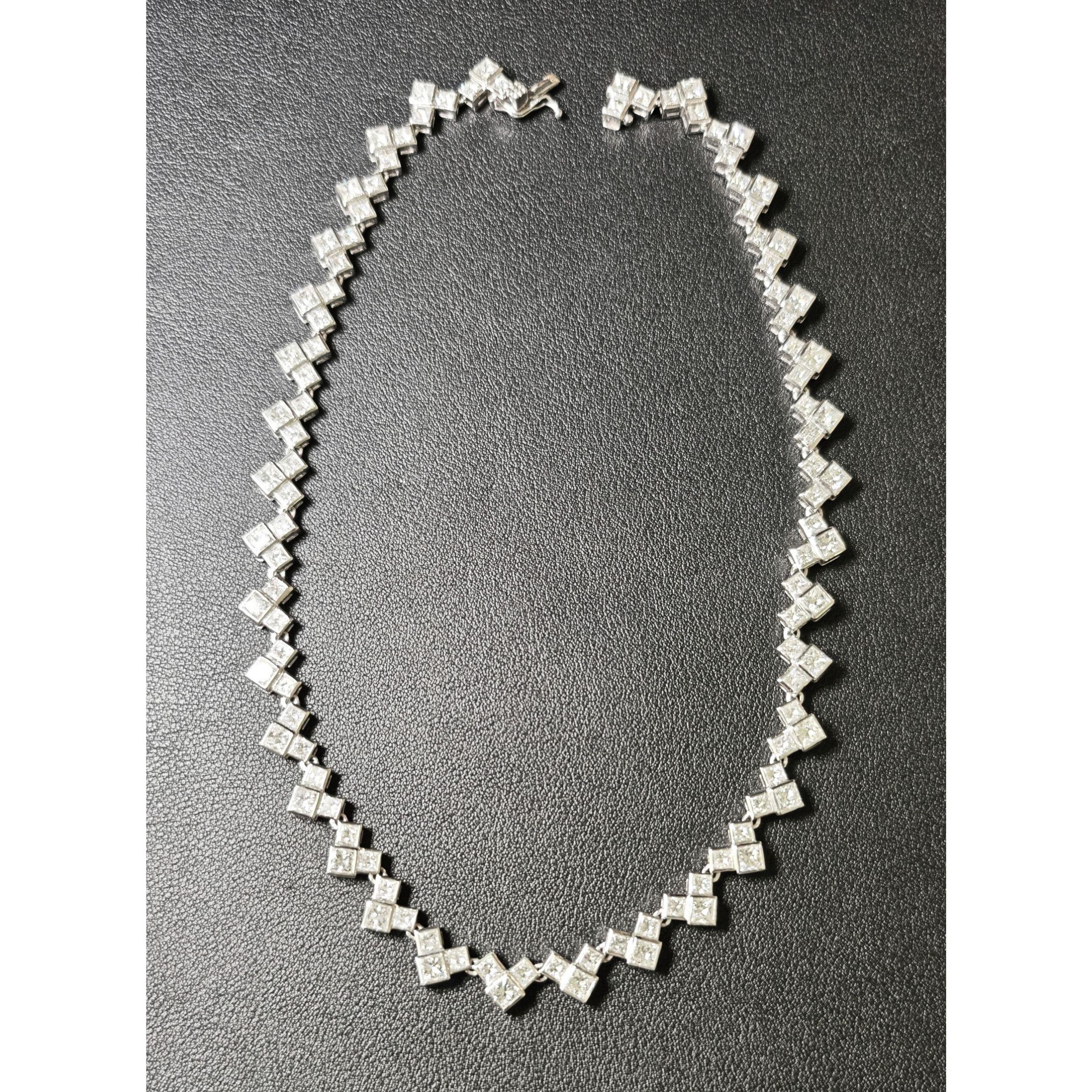 108 Steine Princess Cut Diamant Tennis Halskette - 38,5 Karat in 18k Weißgold (52 Gramm)
Atemberaubende Diamant-Tennis-Halskette mit 108 Steinen von insgesamt 38,5 Karat exzellenter Qualität im Prinzessinnenschliff, die sorgfältig gefasst wurden, um