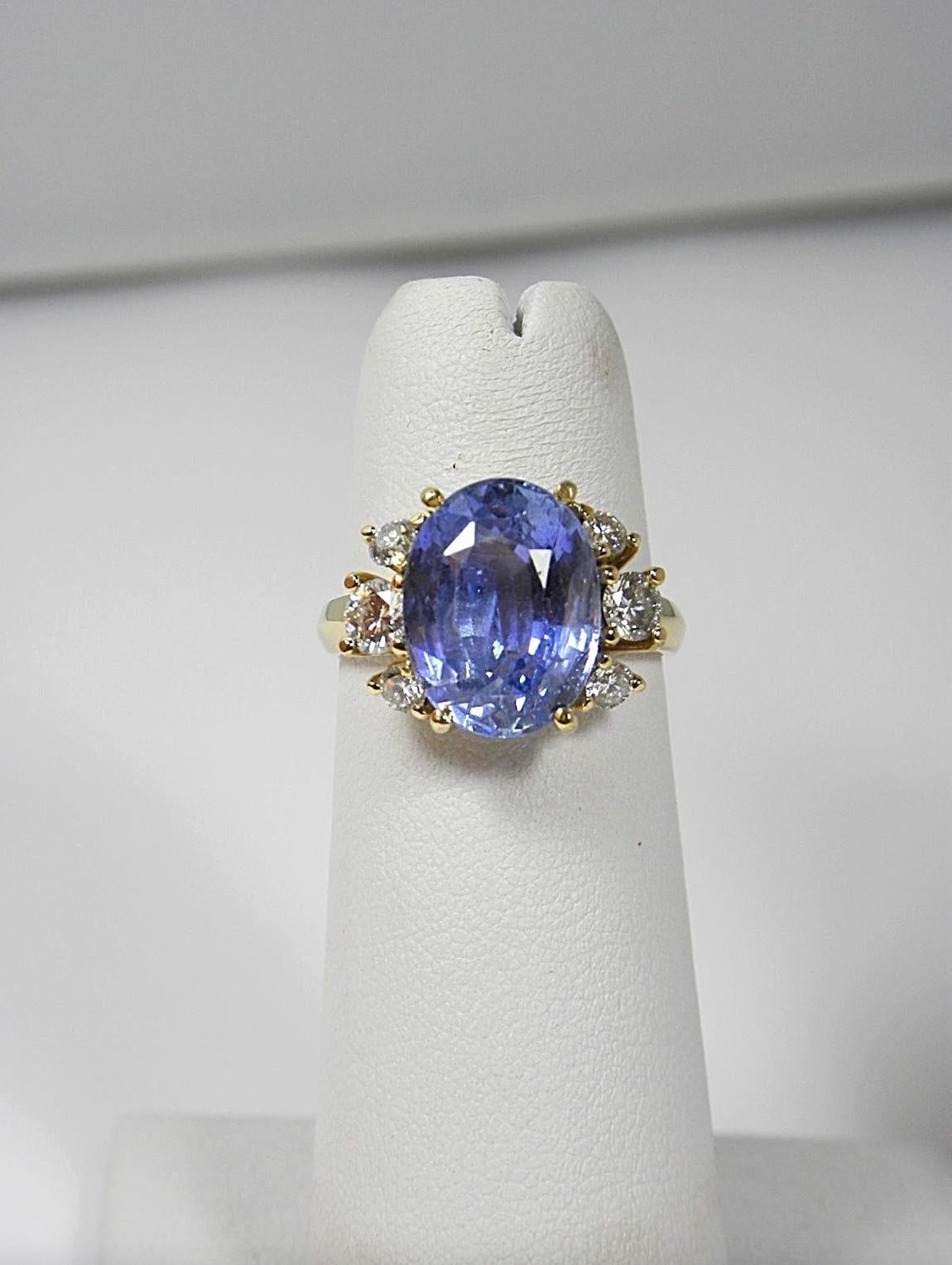 Contemporain Bague en or 18 carats avec saphir bleu violet non chauffé de 10,80 carats et diamants en vente