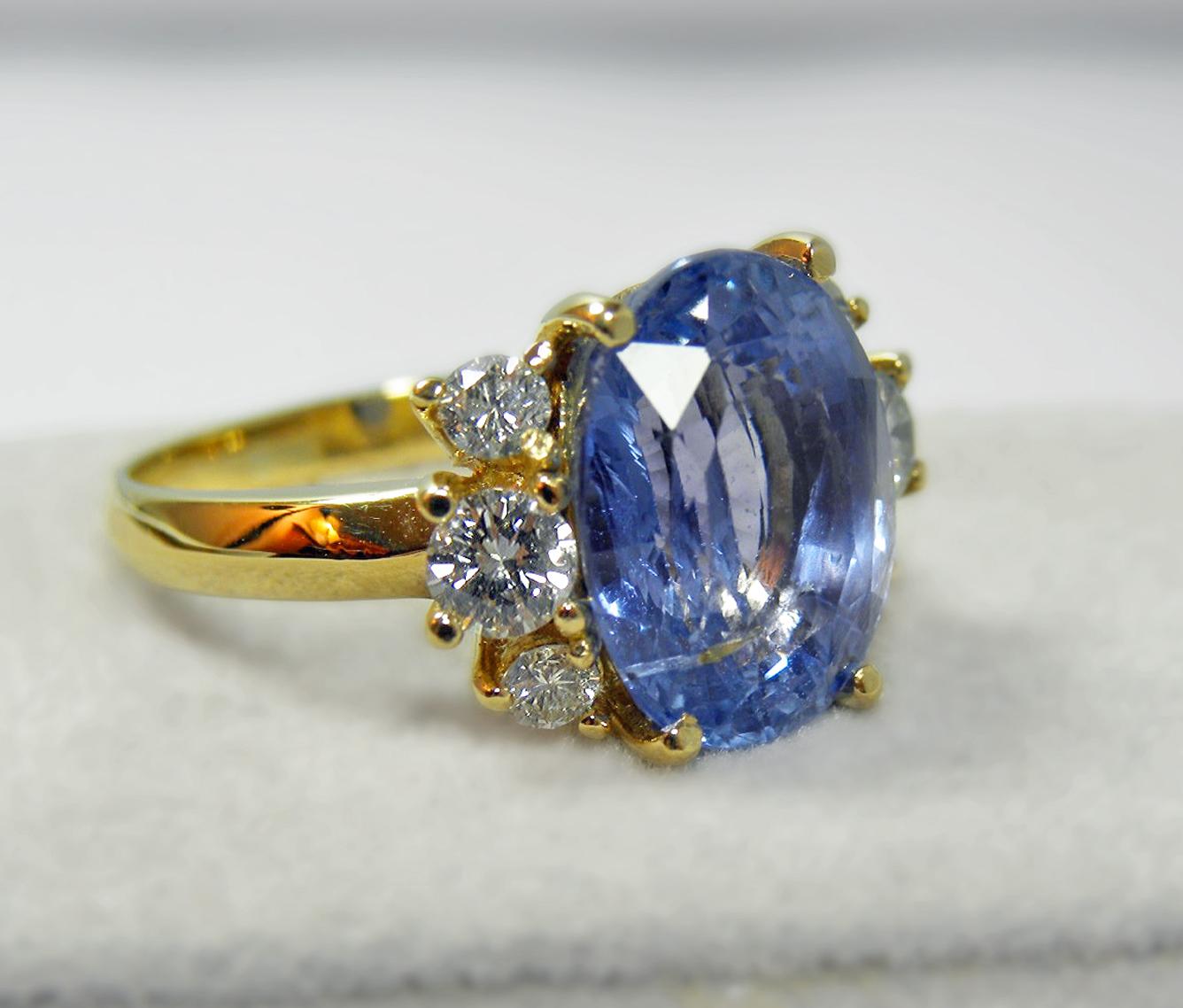 Contemporary Unheated 10.80 Carat Violet Blue Sapphire Diamond 18K Gold Ring For Sale