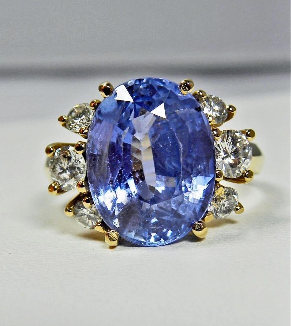 Bague en or 18 carats avec saphir bleu violet non chauffé de 10,80 carats et diamants Pour femmes en vente
