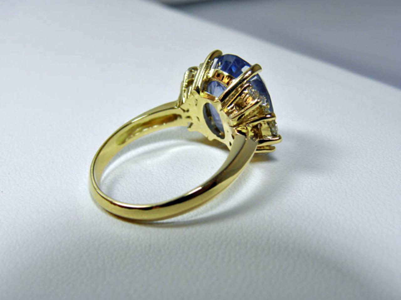 Women's Unheated 10.80 Carat Violet Blue Sapphire Diamond 18K Gold Ring For Sale
