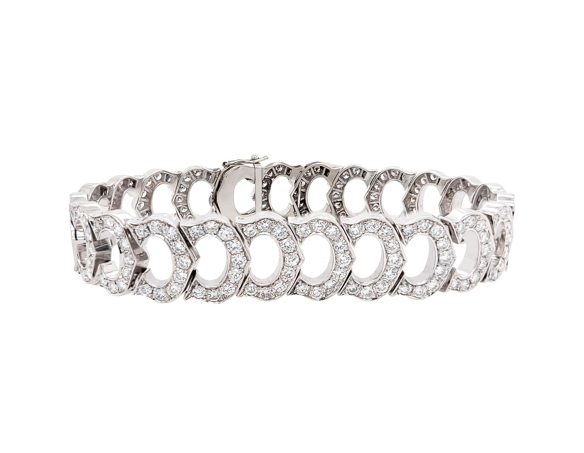 An elegant bracelet decorated with diamonds and mounted in 18K white gold.
216 round diamonds weighing approximately 10.80 carats.
Weight of the bracelet is 31.54 grams.
Length is 7.25 inches.