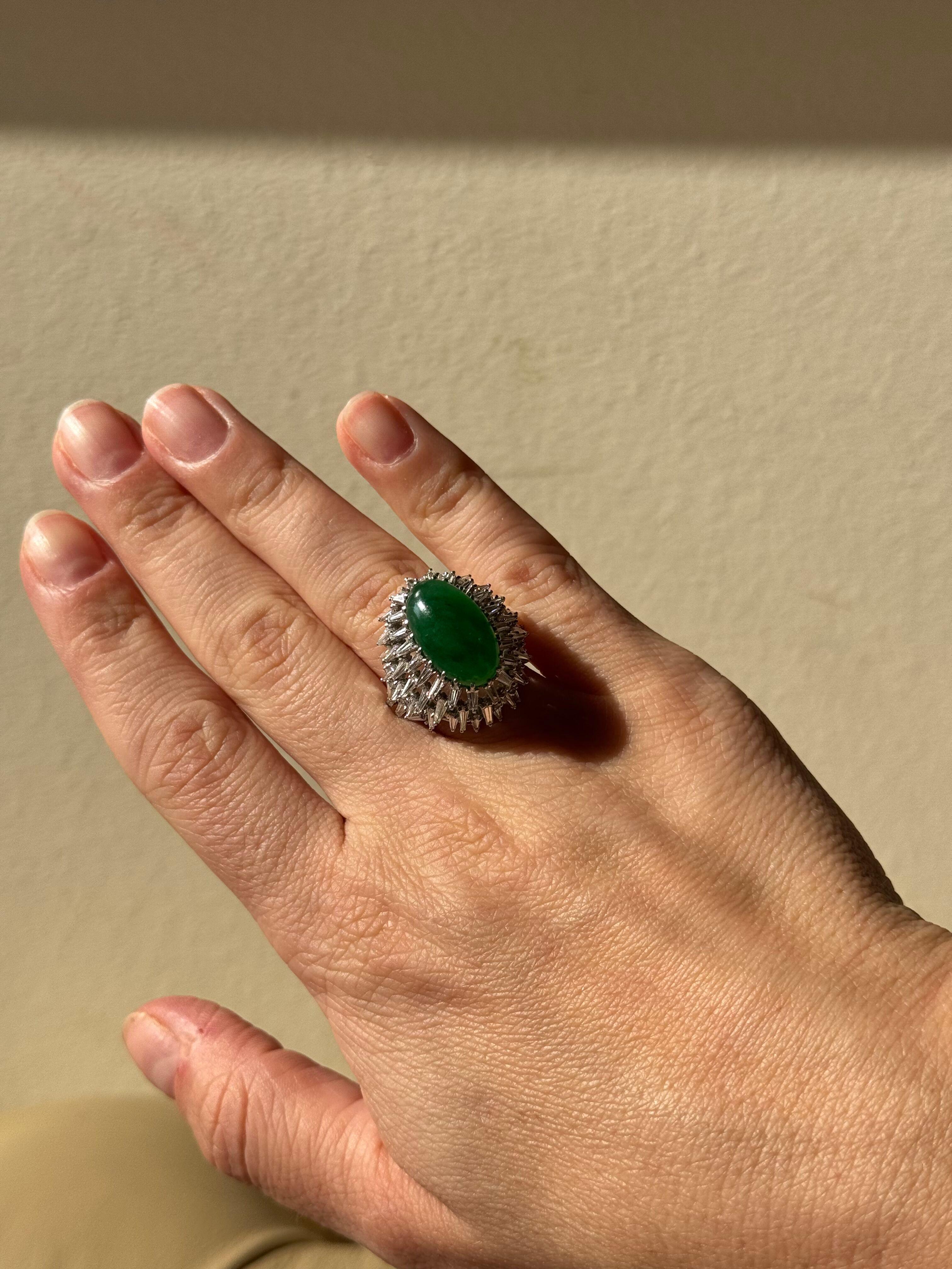 Impresionante anillo de cóctel de platino, engastado con un centro de aproximadamente 10,80 ct de jade (17,7 x 10,3 x 7,3 mm), rodeado de aproximadamente 1,50 ct de diamantes H/Si.

Anillo talla 6,5, la parte superior mide 25 mm x 22 mm.

Plano