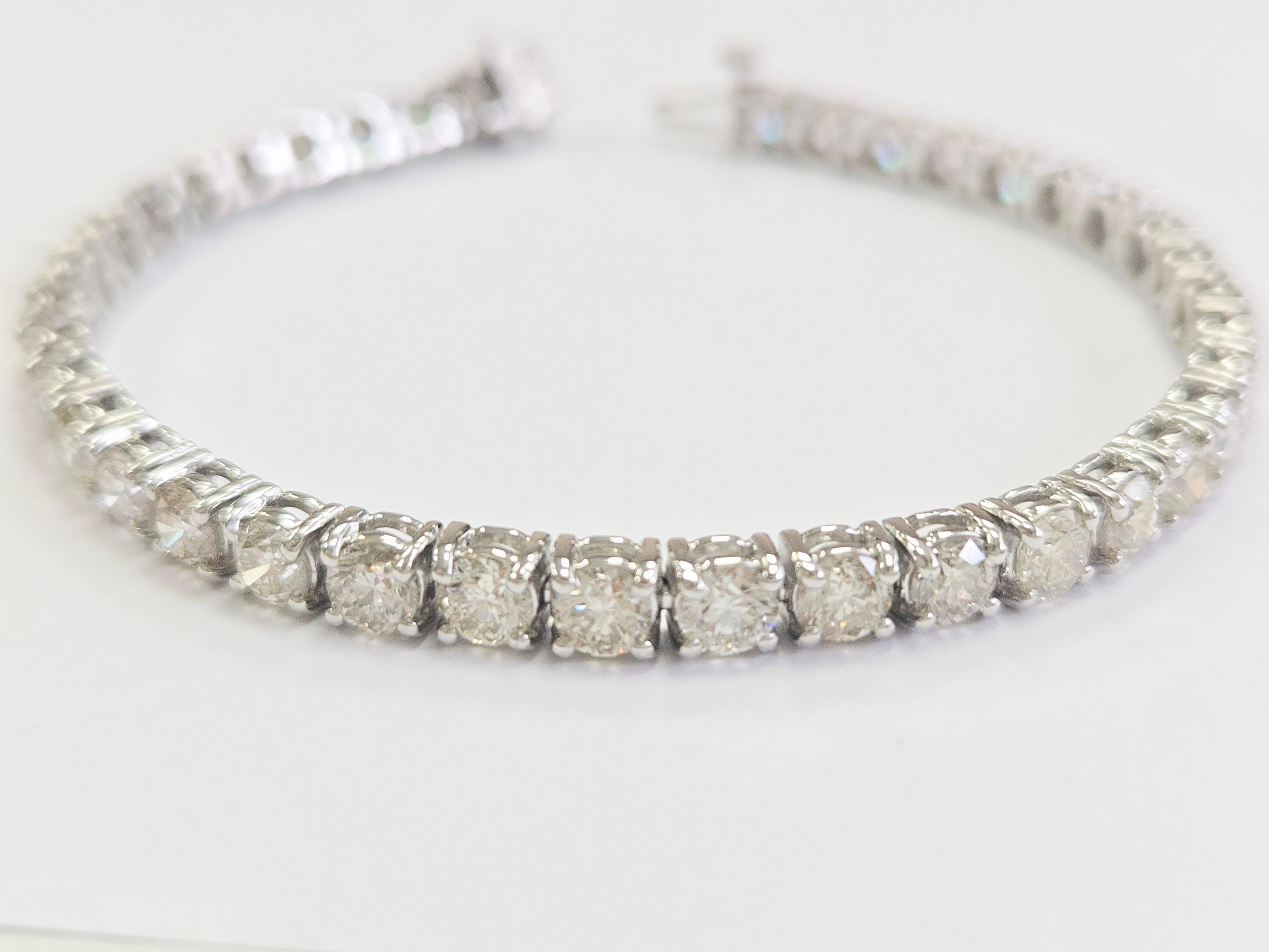 Whiting Tennis Bracelet avec diamants blancs de taille ronde et brillante

Ce bracelet de tennis exquis est orné de diamants blancs ronds taillés en brillant, réputés pour leur éclat et leur brillance exceptionnels. Serti dans un design classique à