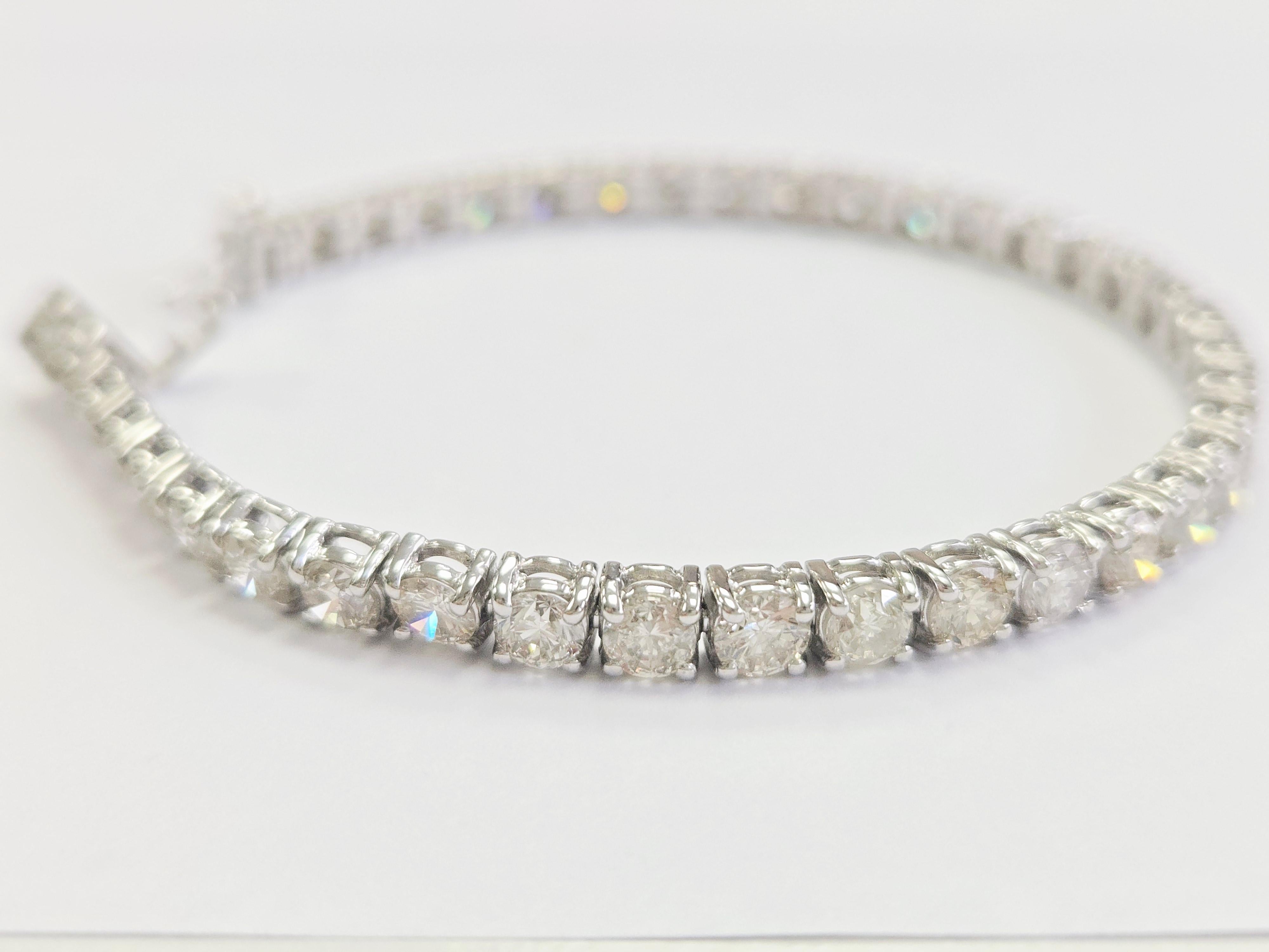 Moderne Bracelet tennis en or blanc 14 carats avec diamants naturels de 10,80 carats