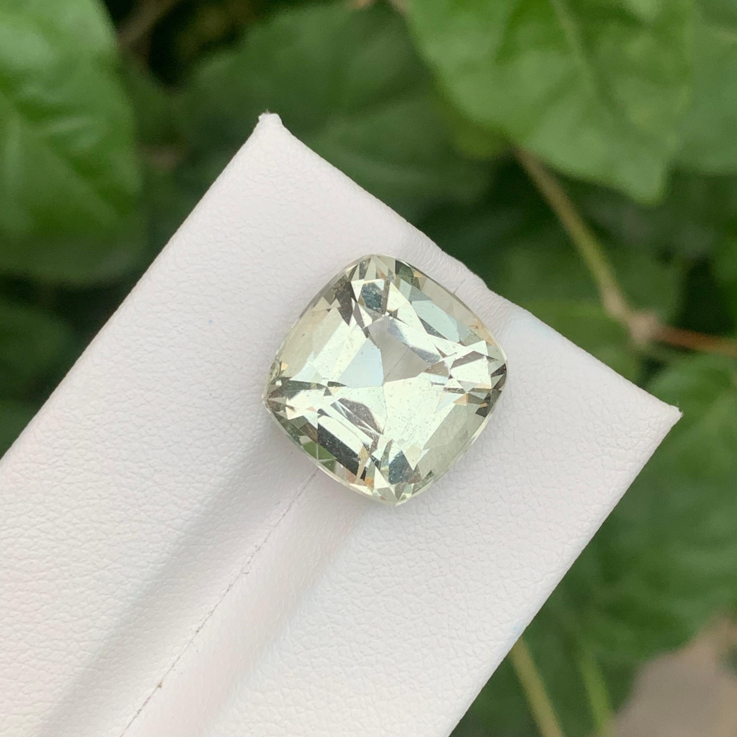 Loser Heliodor

Gewicht: 10,80 Karat
Abmessung: 14.1 x 13.8 x 9.4 Mm
Herkunft: Pakistan
Die Form: Kissen
Zertifikat: Auf Anfrage

Heliodor, ein bezauberndes Mitglied der Mineralfamilie der Berylle, ist bekannt für seine strahlend goldenen bis gelben