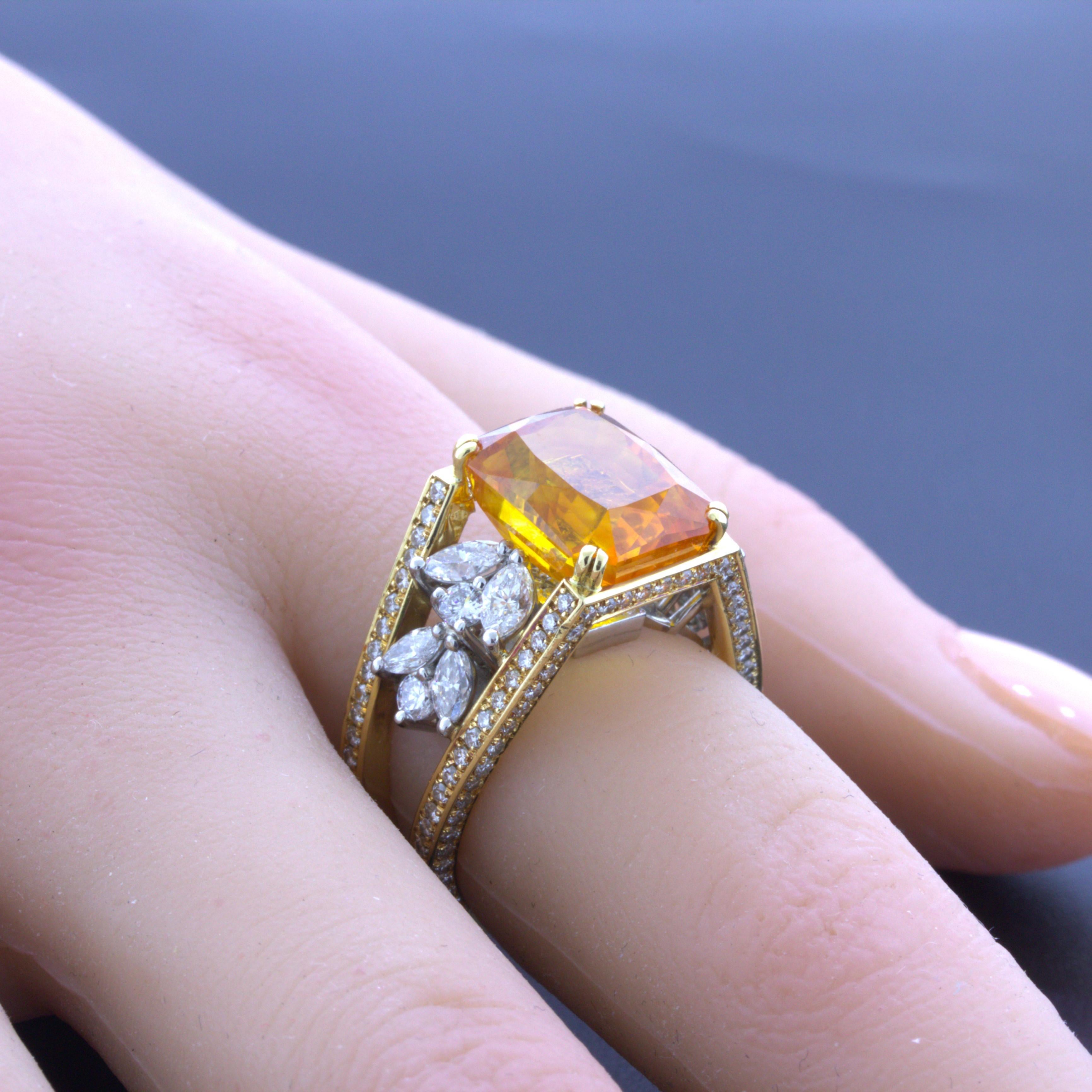 Bague en platine et or jaune 18 carats avec saphir orange 10,80 carats et diamants en vente 1