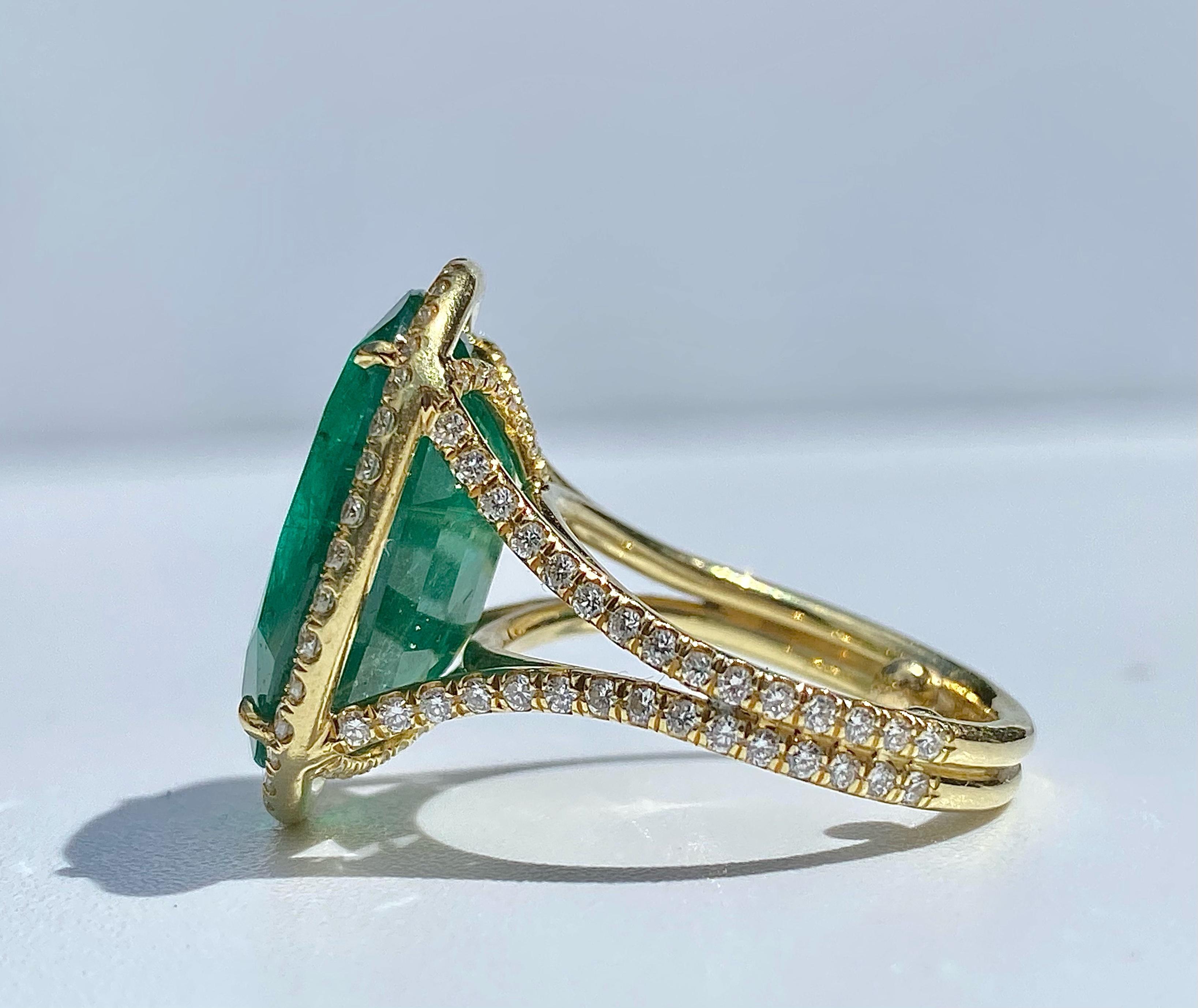 10.80 Carat Oval-Cut Emerald and Diamond 18 Karat Yellow Gold Ring In Excellent Condition For Sale In Miami, FL
