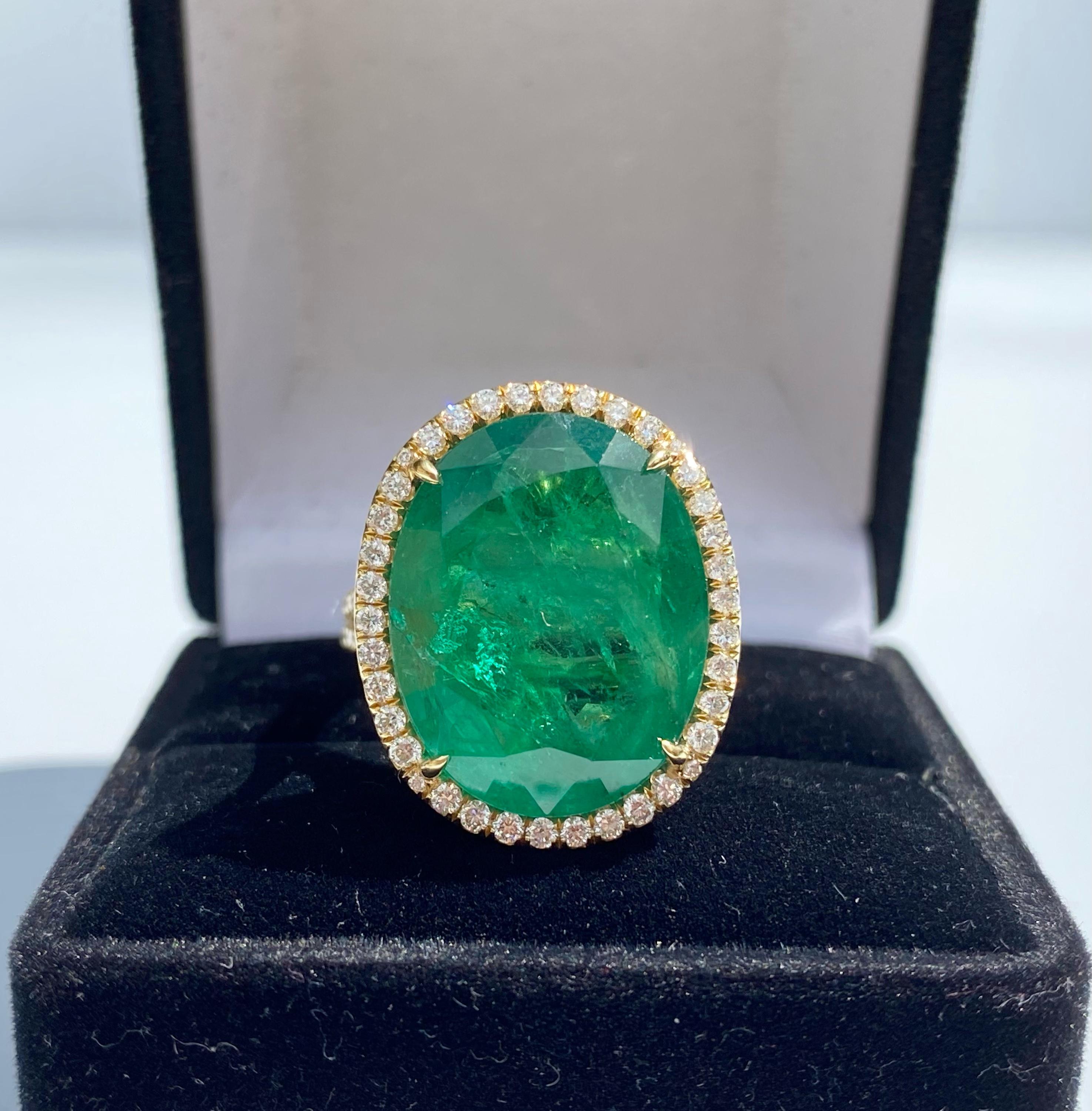 Women's or Men's 10.80 Carat Oval-Cut Emerald and Diamond 18 Karat Yellow Gold Ring For Sale
