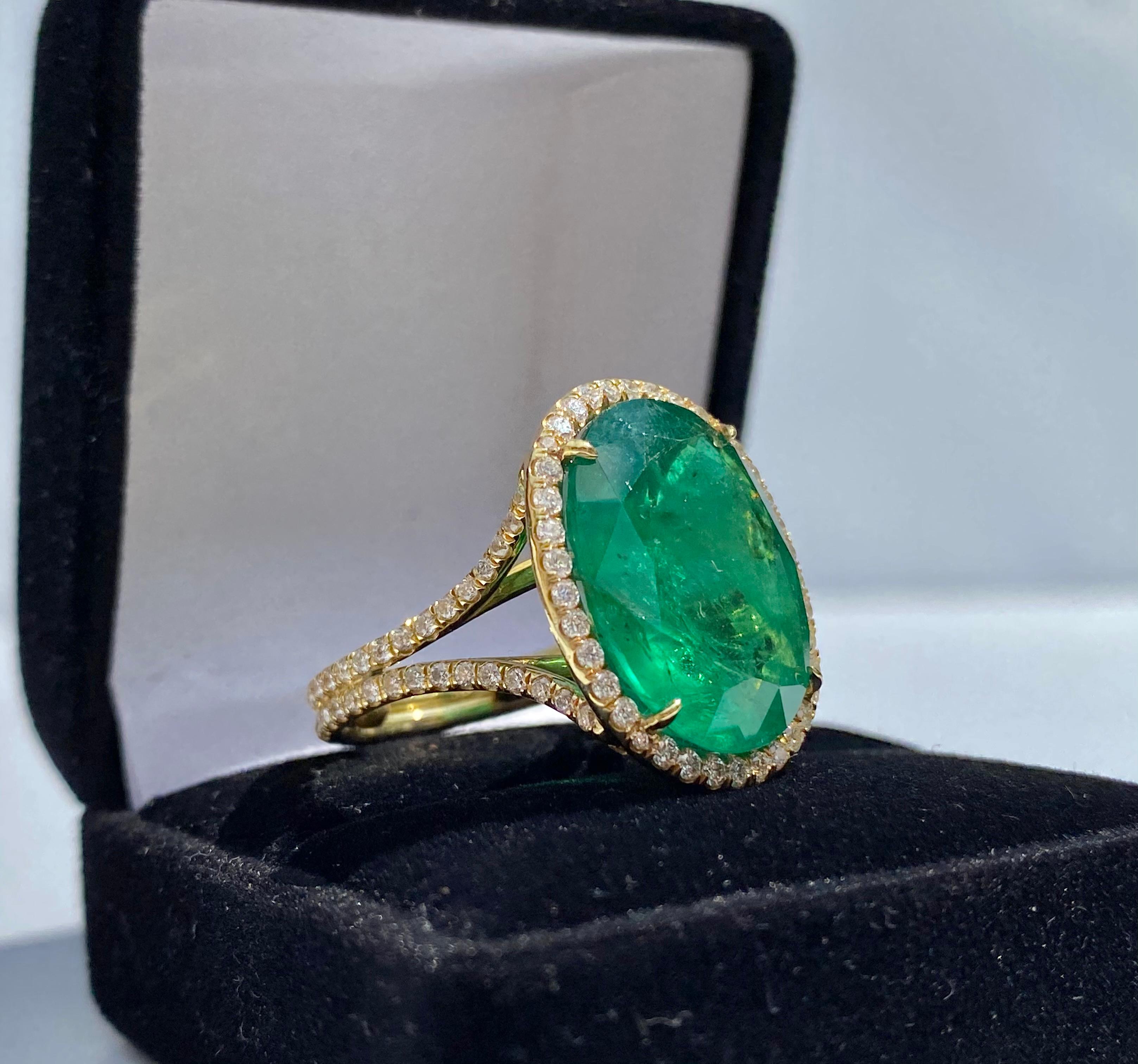 10.80 Carat Oval-Cut Emerald and Diamond 18 Karat Yellow Gold Ring For Sale 1