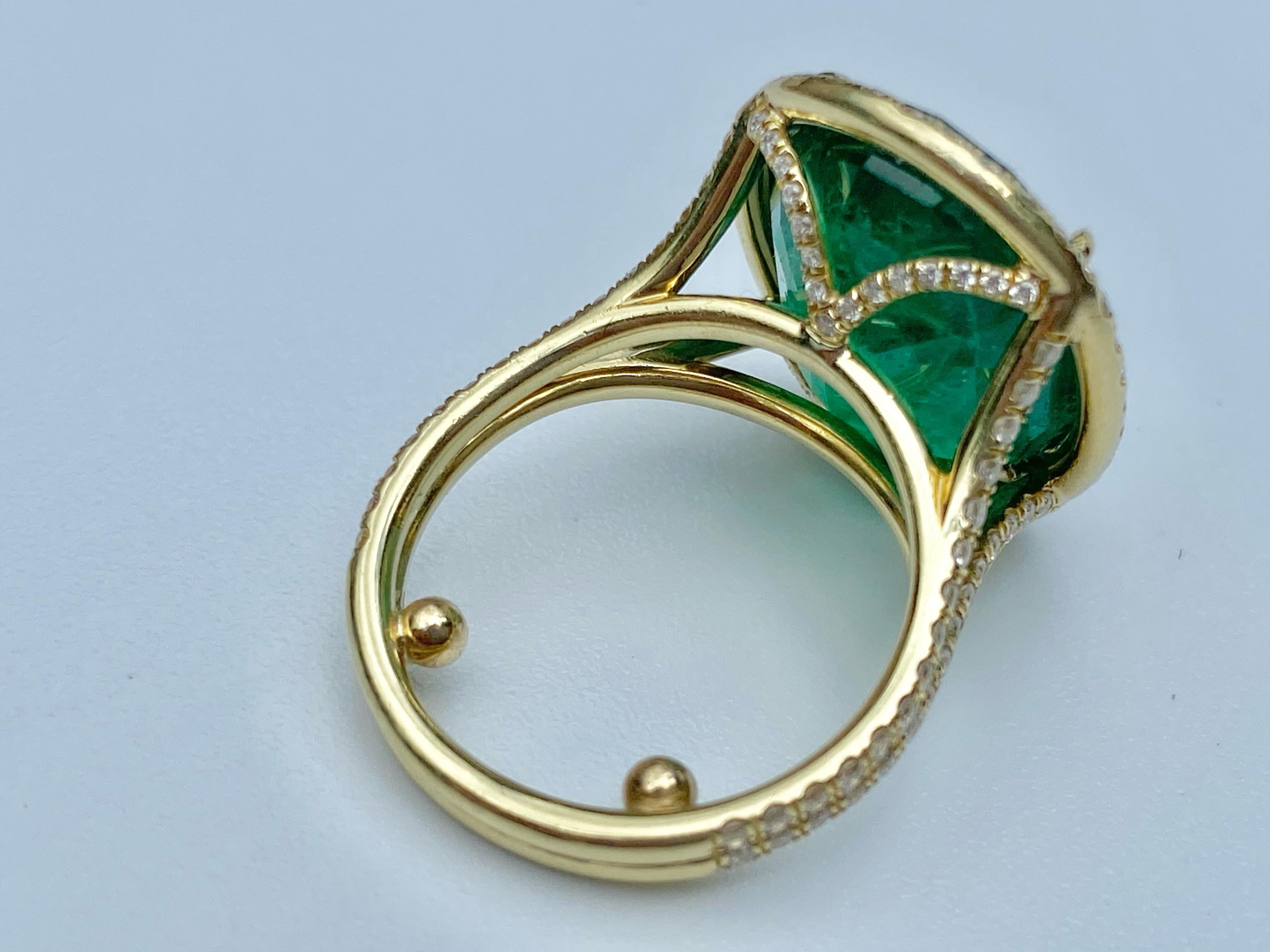10.80 Carat Oval-Cut Emerald and Diamond 18 Karat Yellow Gold Ring For Sale 3