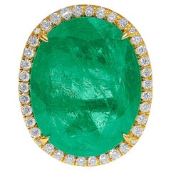 10,80 Karat Oval geschliffener Smaragd und Diamantring aus 18 Karat Gelbgold