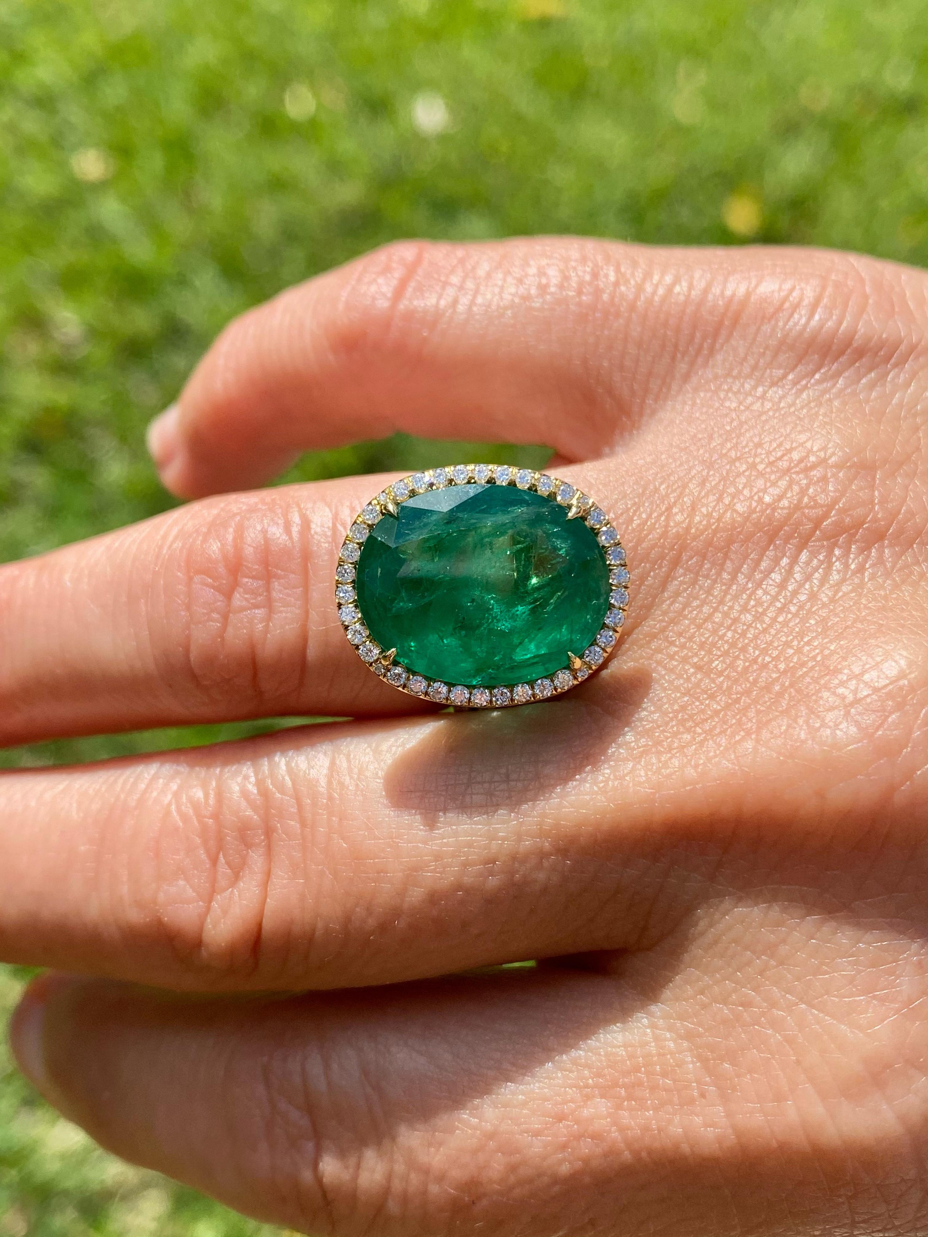 10.80 Carat Oval-Cut Emerald and Diamond 18 Karat Yellow Gold Ring 6