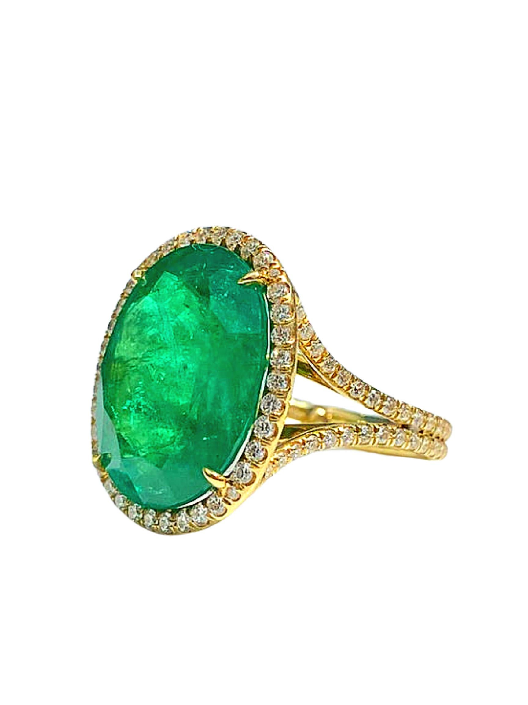 Modern 10.80 Carat Oval-Cut Emerald and Diamond 18 Karat Yellow Gold Ring For Sale