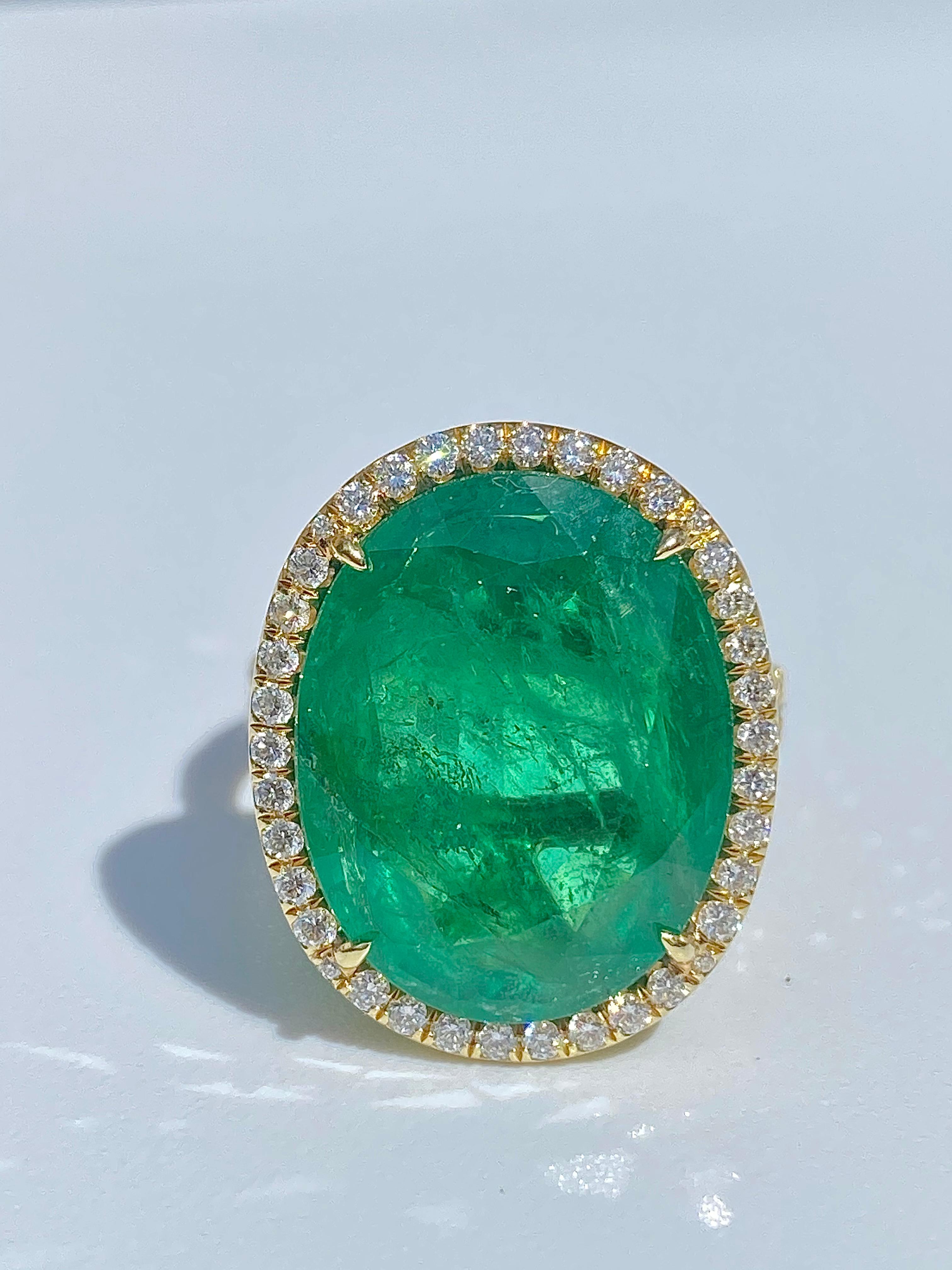 Oval Cut 10.80 Carat Oval-Cut Emerald and Diamond 18 Karat Yellow Gold Ring For Sale