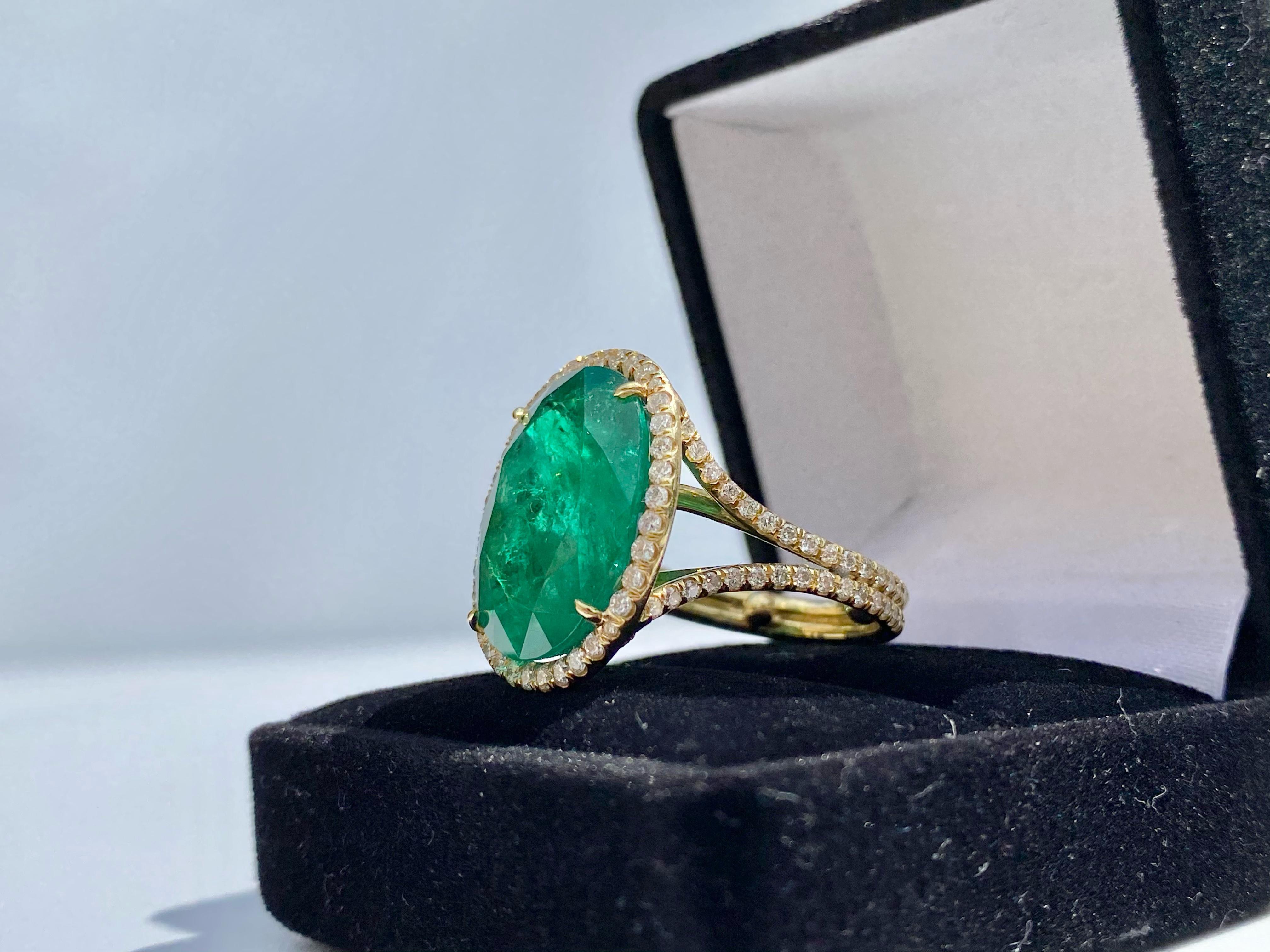 10.80 Carat Oval-Cut Emerald and Diamond 18 Karat Yellow Gold Ring For Sale 2