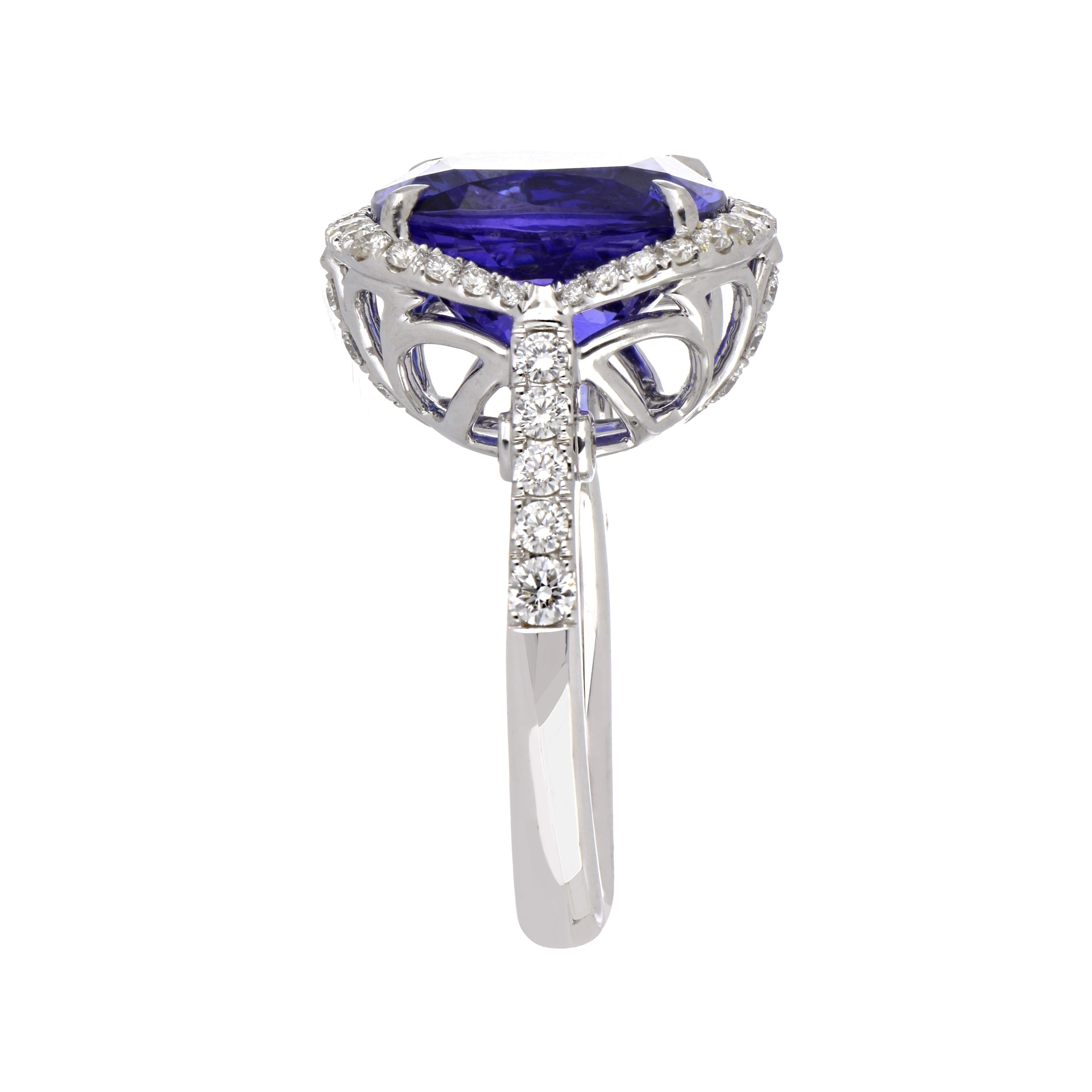 10.80 Carat Cushion Tanzanite Ring with Diamonds 18 Karat White Gold In New Condition In JAIPUR, IN