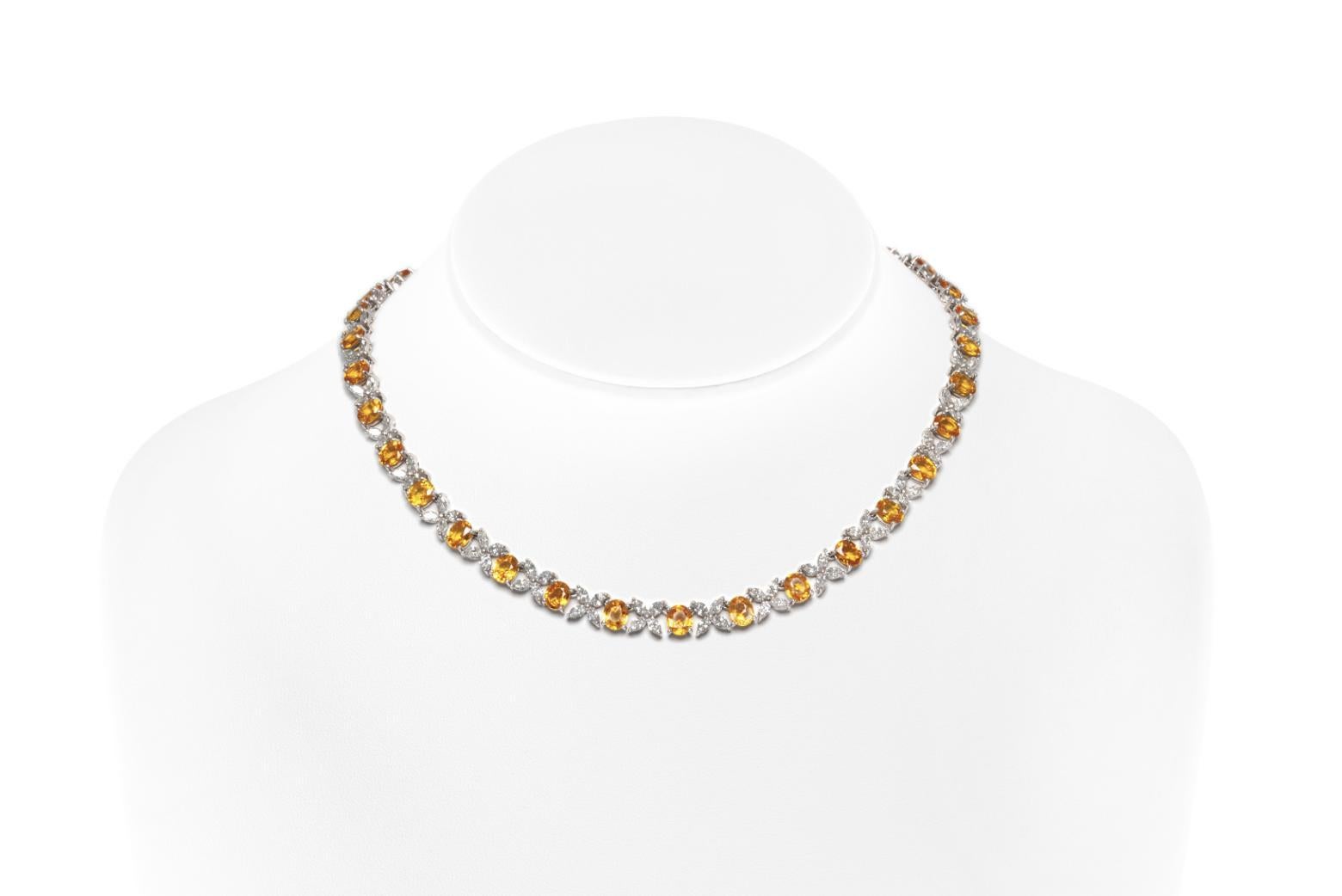 Finement réalisée en or blanc 18k avec des diamants de taille Marquise pesant au total 10,81 carats et des saphirs jaunes de taille Ovale pesant au total 29,36 carats.
16 1/2 pouces de long