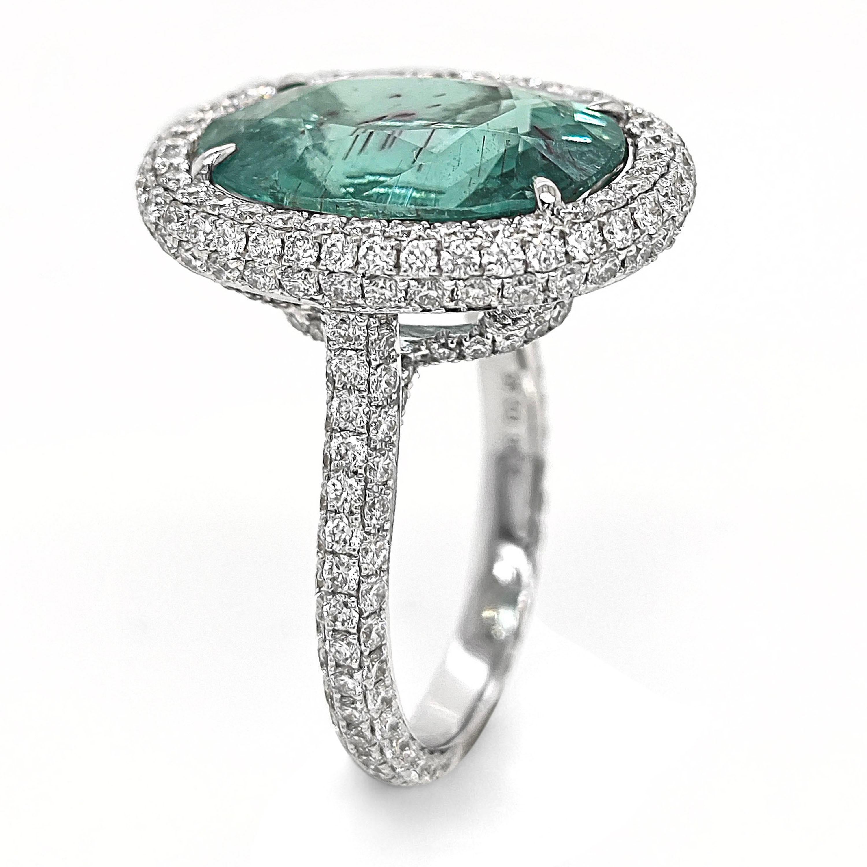 Taglio ovale Anello in oro bianco con tormalina Paraiba e diamanti bianchi da 10,81 carati in vendita