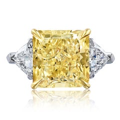 10.81ct Fancy Yellow Radiant Cut Three-Stone Diamond Ring (bague à trois pierres)