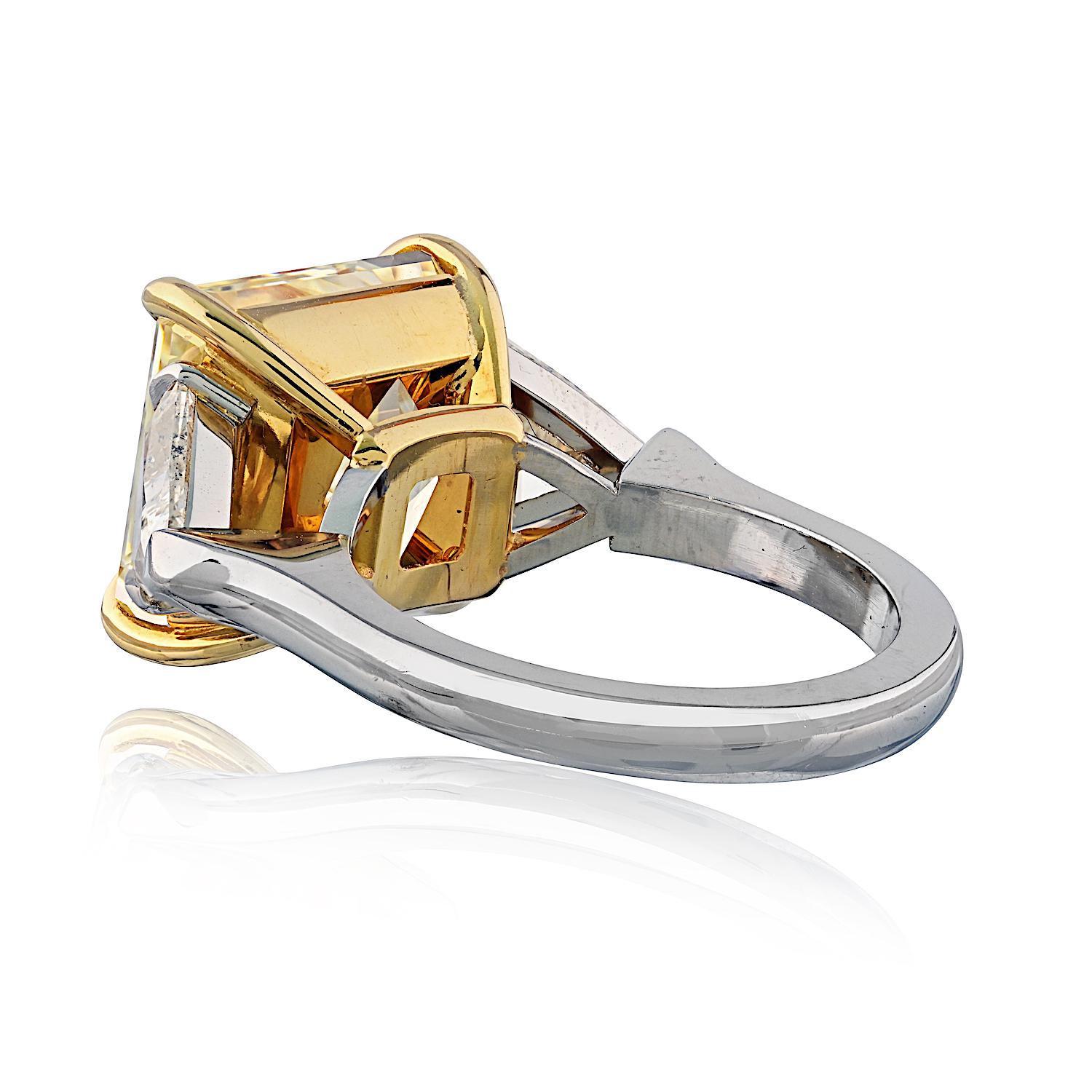 Taglio radiant Anello di diamanti a tre pietre con taglio radiante giallo fantasia da 10,81 carati in vendita