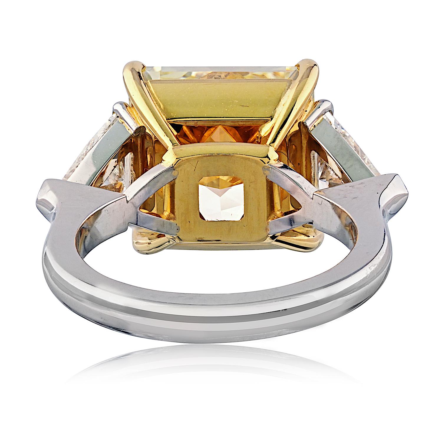 Anello di diamanti a tre pietre con taglio radiante giallo fantasia da 10,81 carati In condizioni ottime in vendita a New York, NY