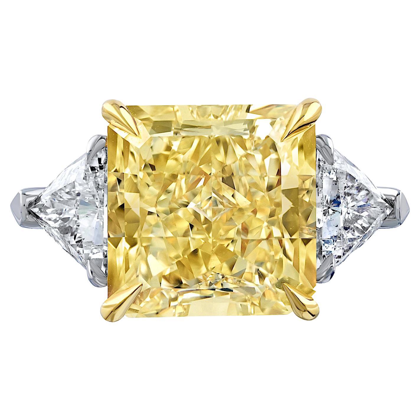 10.81ct Fancy Yellow Radiant Cut Three-Stone Diamond Ring (bague à trois pierres)