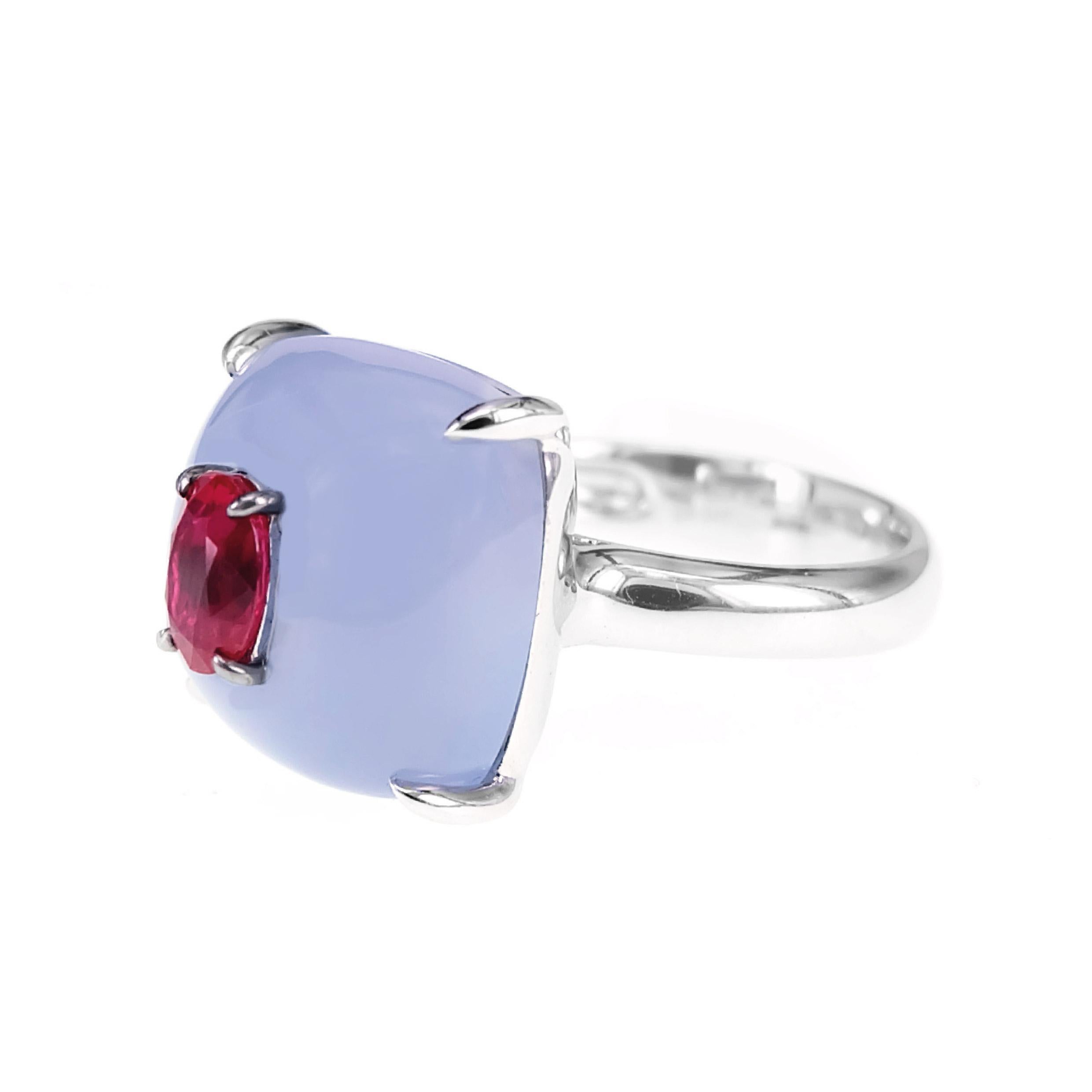 Uno splendido rubino ovale rosso vivo da 0,78 carati è incastonato come una corona su un calcedonio da 10,82 carati. Il calcedonio è una varietà traslucida di quarzo microcristallino che si presenta in una gamma di colori simili alla giada. Si