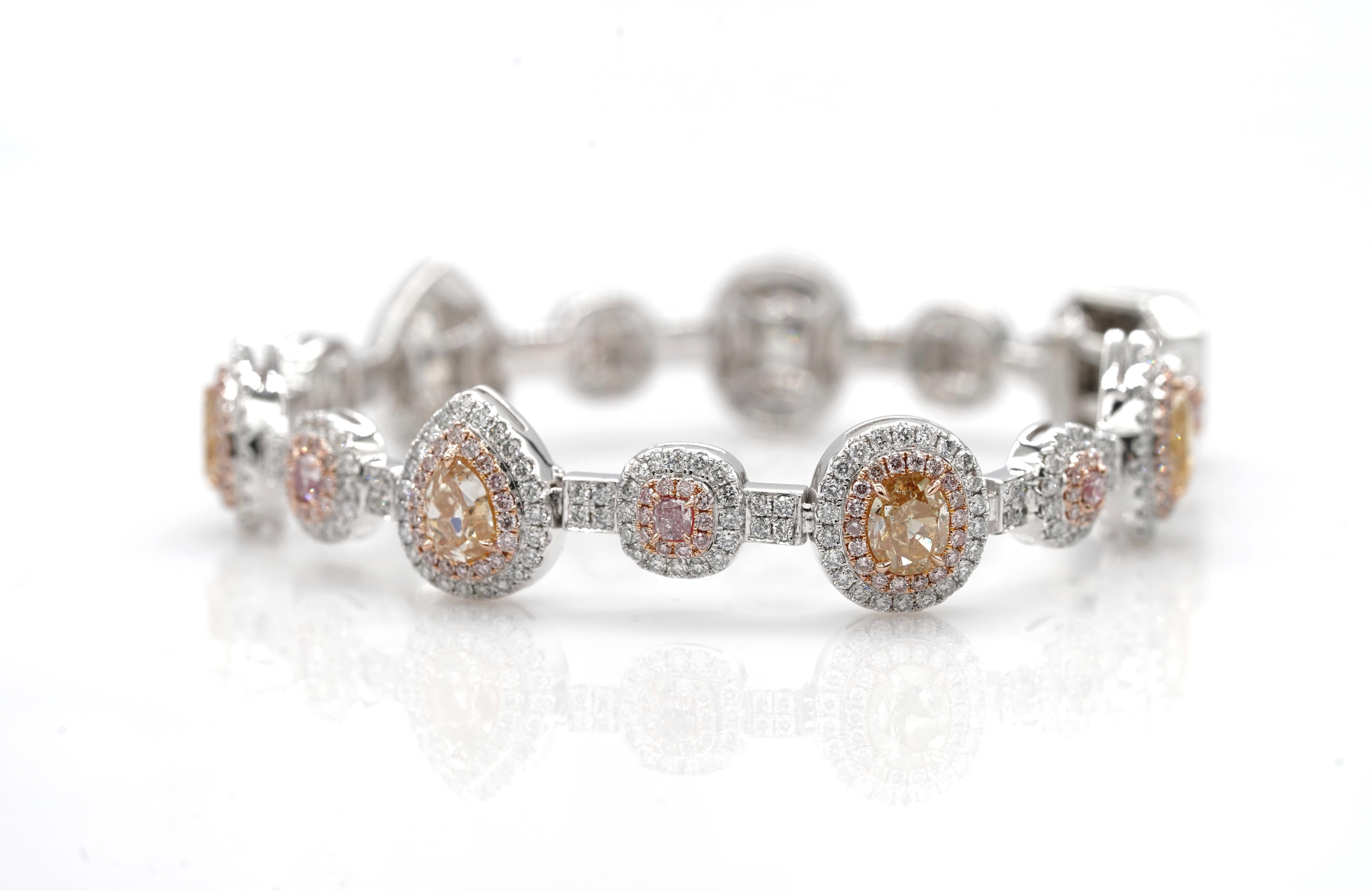 Chef-d'œuvre d'élégance à couper le souffle, ce bracelet artisanal de 10,82 carats est un témoignage d'amour et d'art. Orné de sept diamants multiformes uniques entourés de délicats halos de diamants plus petits, il capture l'individualité et la