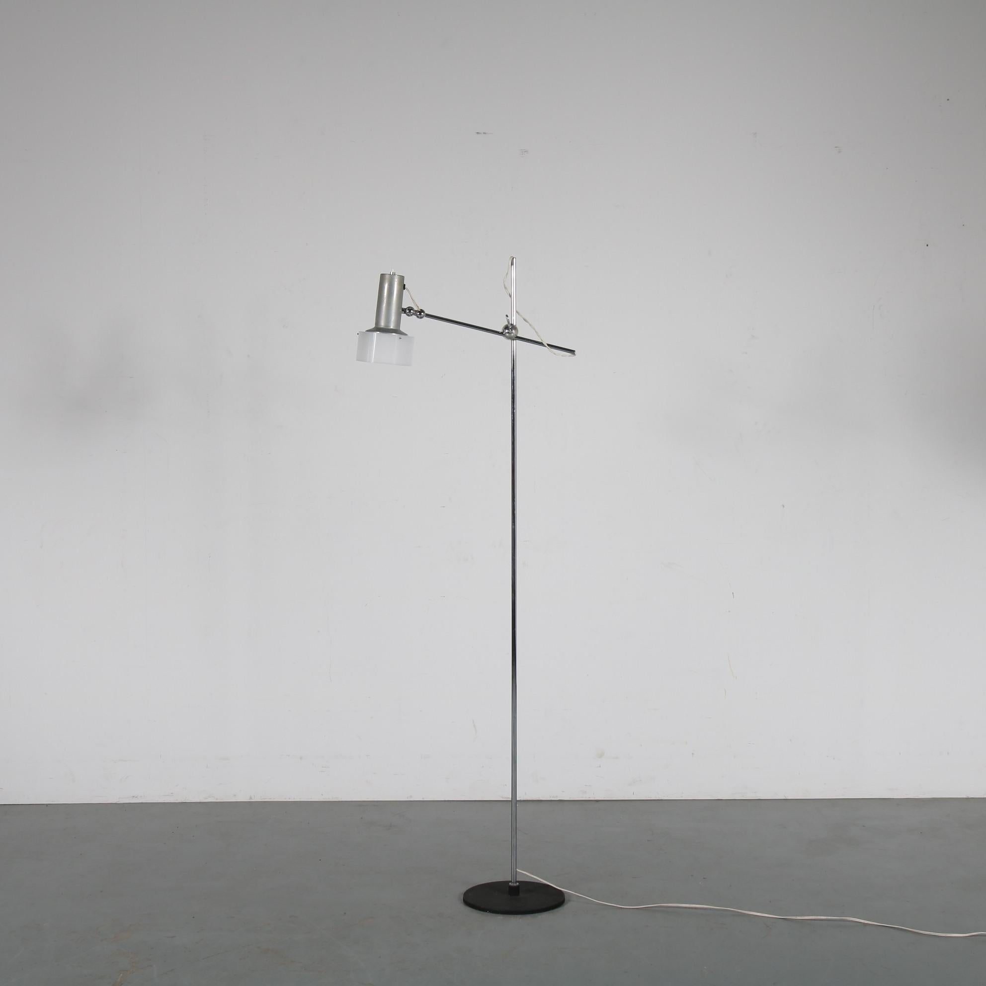 An eye-catching and very rare floor lamp, designed by Gino Sarfatti and manufactured by Arteluce in Italy around 1950.

This beautiful, mimimalist piece is also known as model 1083. It’s a wonderful piece of Italian mid-century design that shows how