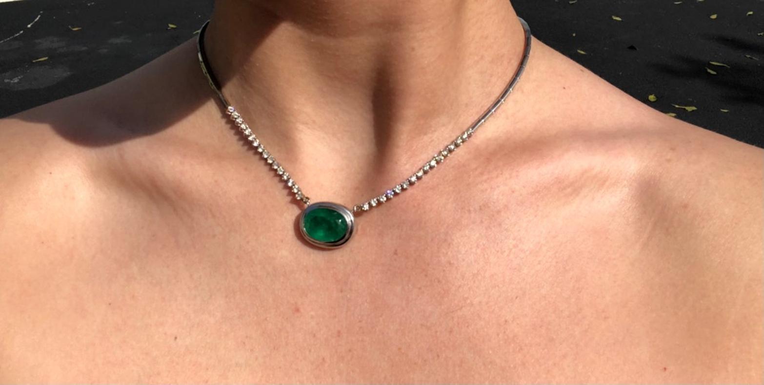 Modern 10.83tcw 14K Colombian Emerald-Oval Cut & Diamond Hepburn Necklace For Sale