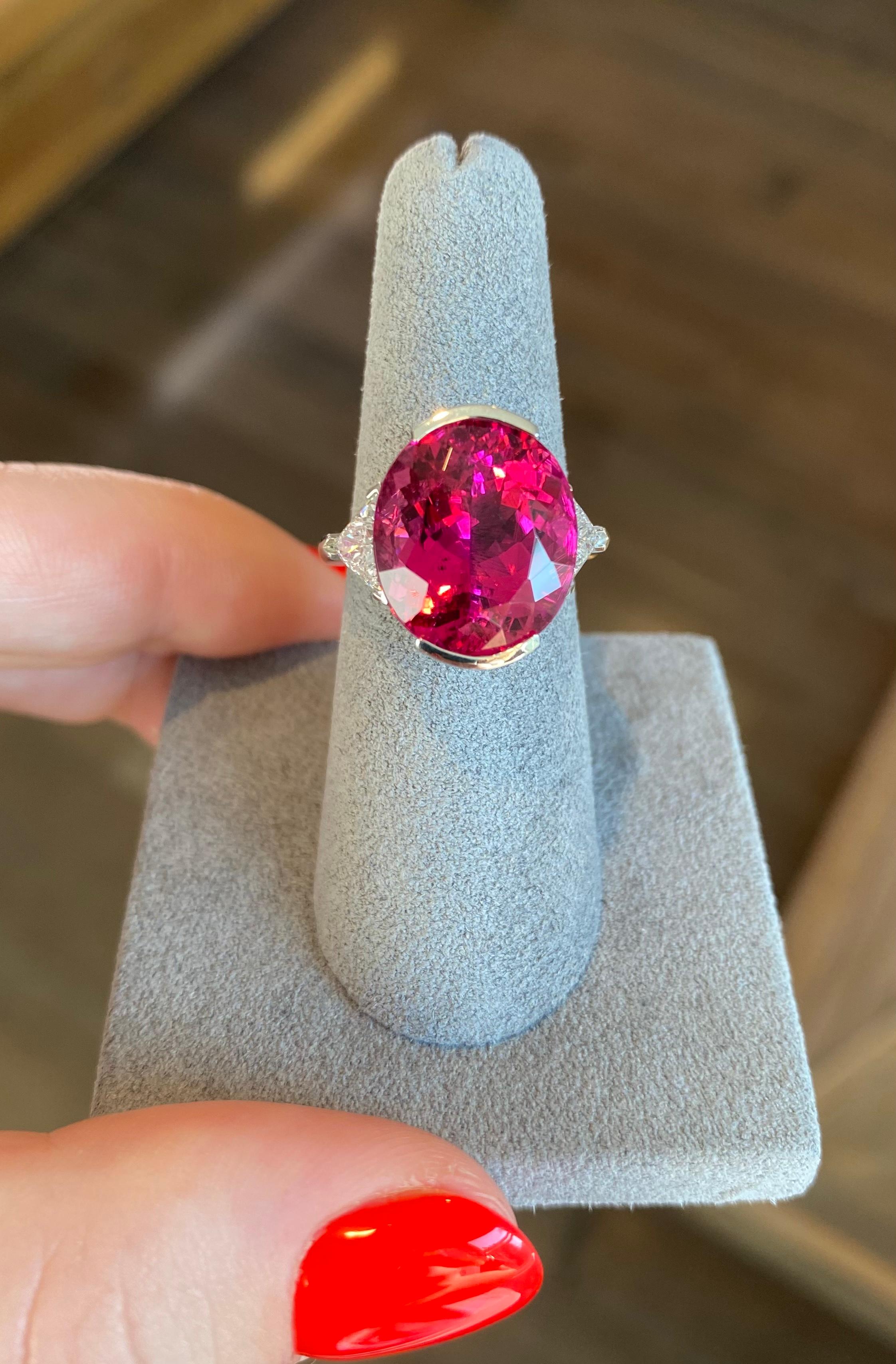 10,84 Karat Rubellit Turmalin Diamantring im Angebot 1